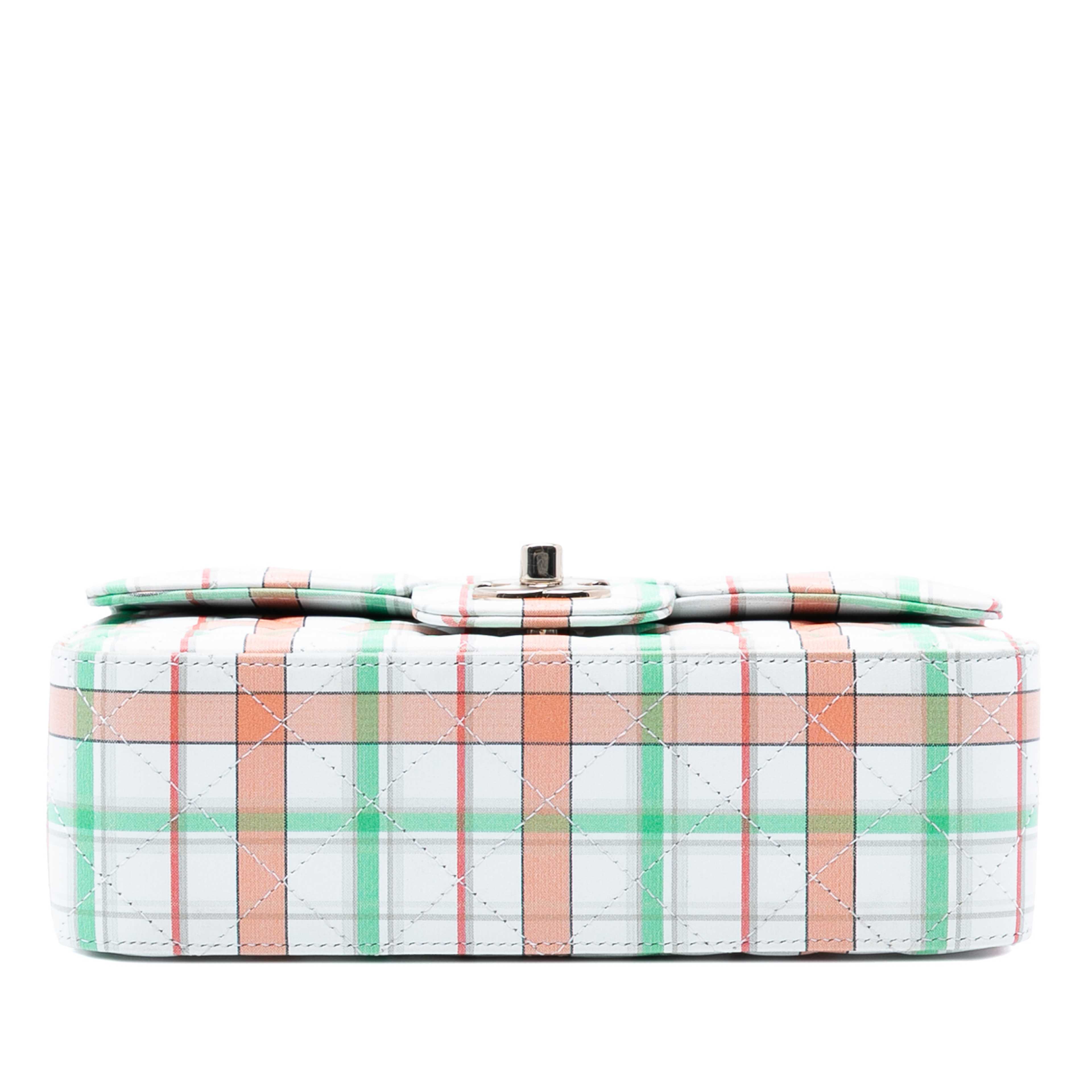 Chanel Mini Rectangular Classic Plaid Printed Calfskin Single Flap, från Luxclusif, i färgen vit. Klicka för att öppna bilden i stort format