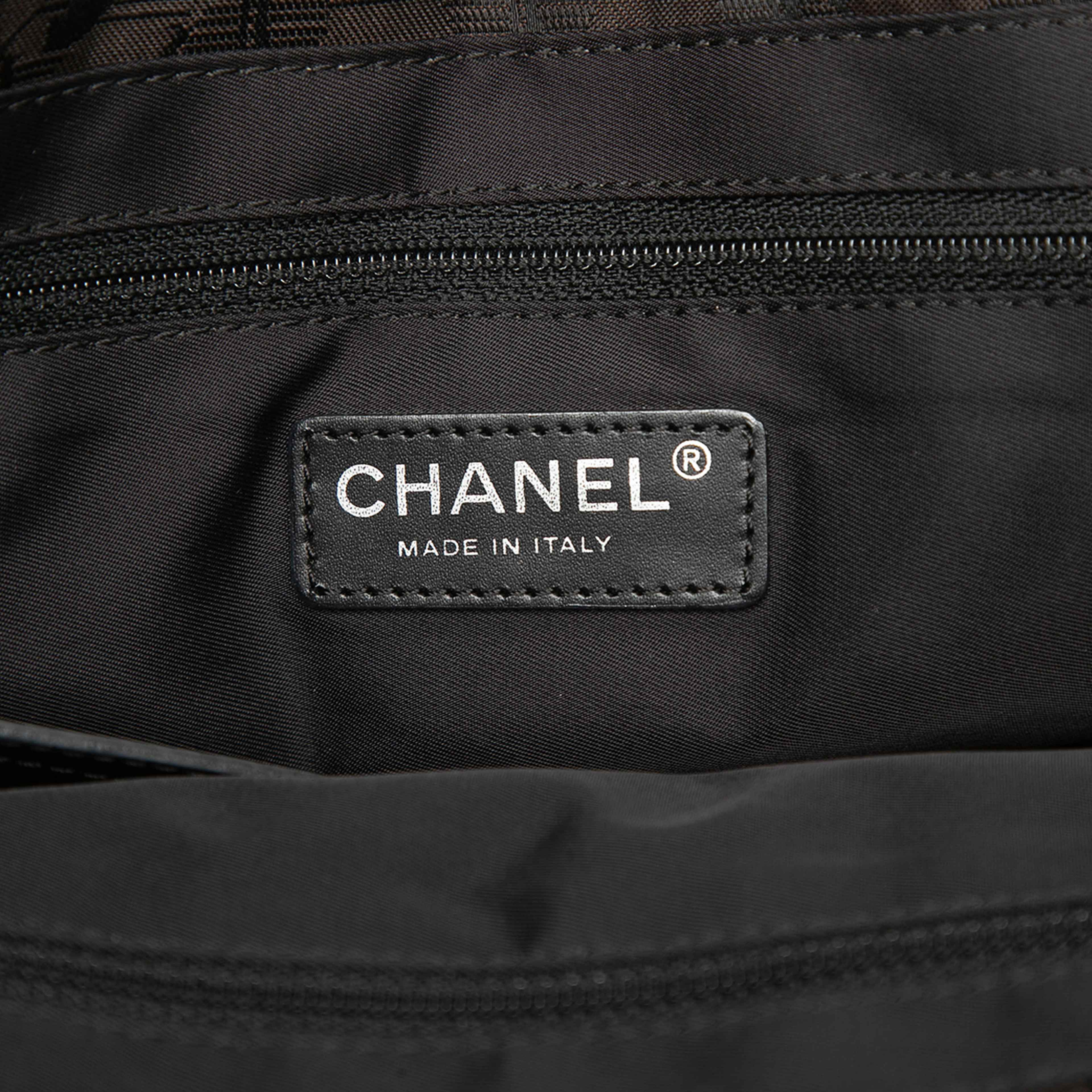Chanel New Travel Line Nylon Tote, från Luxclusif, i färgen dark brown. Klicka för att öppna bilden i stort format