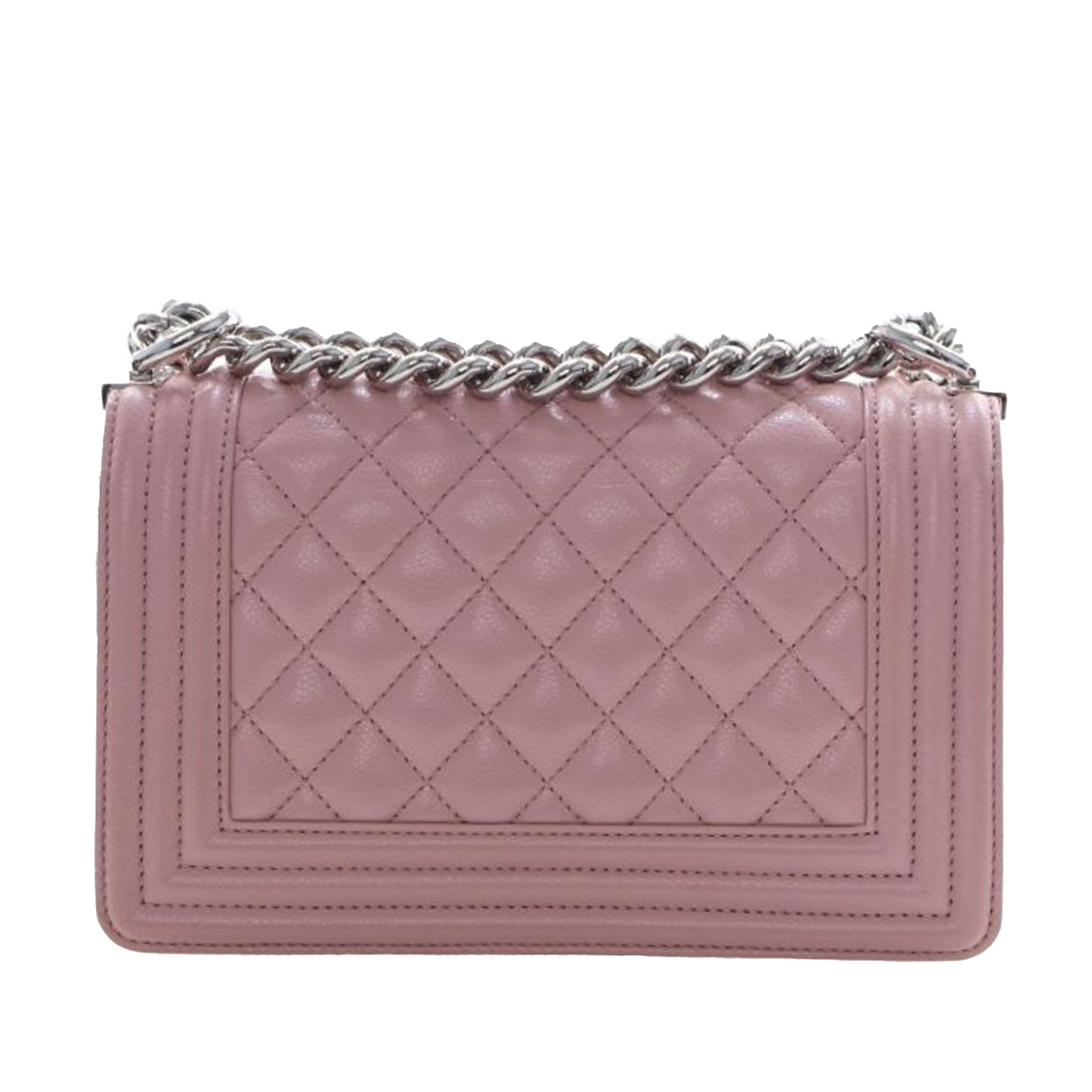 Chanel Small Quilted Caviar Boy Flap, från Luxclusif, i färgen pink. Klicka för att öppna bilden i stort format