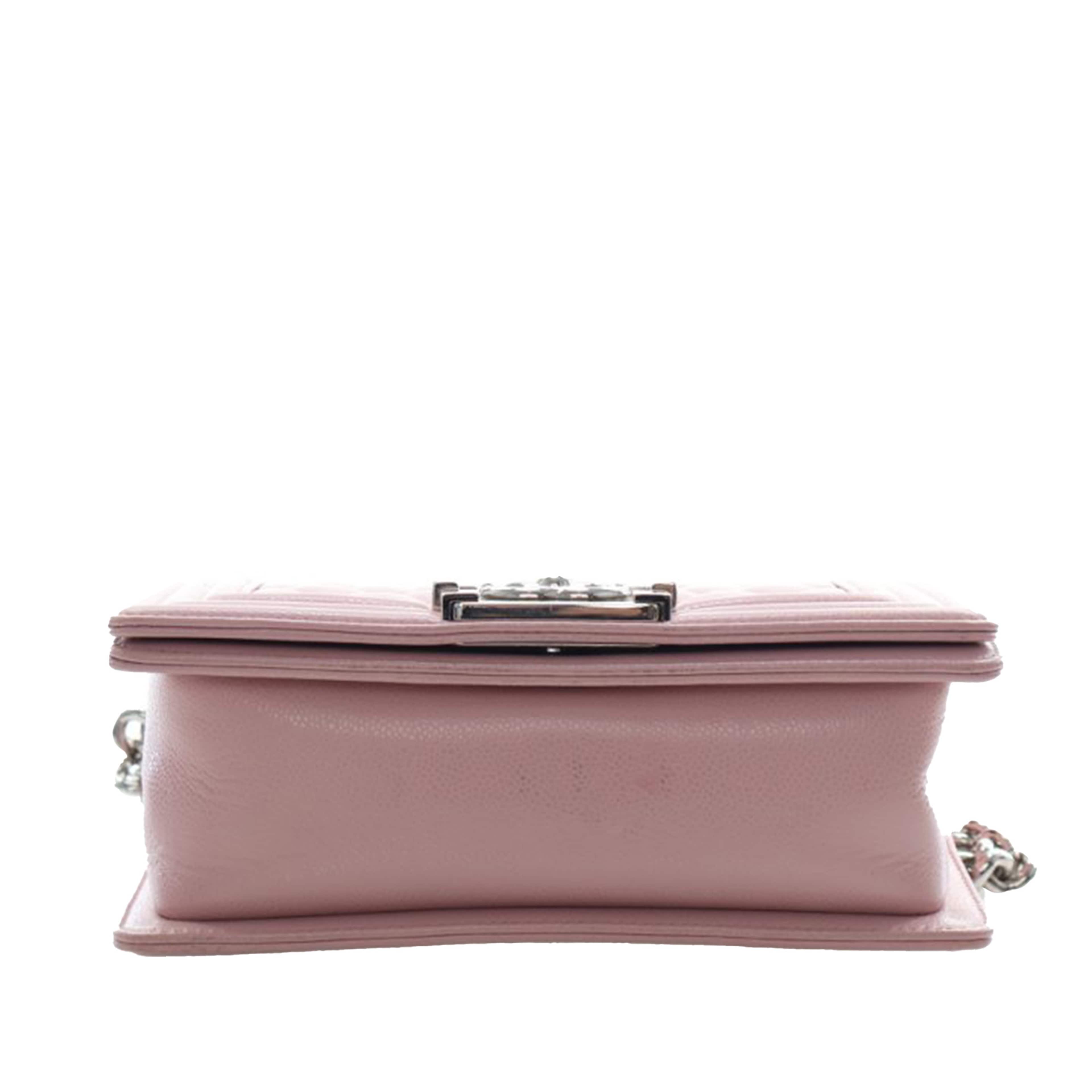 Chanel Small Quilted Caviar Boy Flap, från Luxclusif, i färgen pink. Klicka för att öppna bilden i stort format