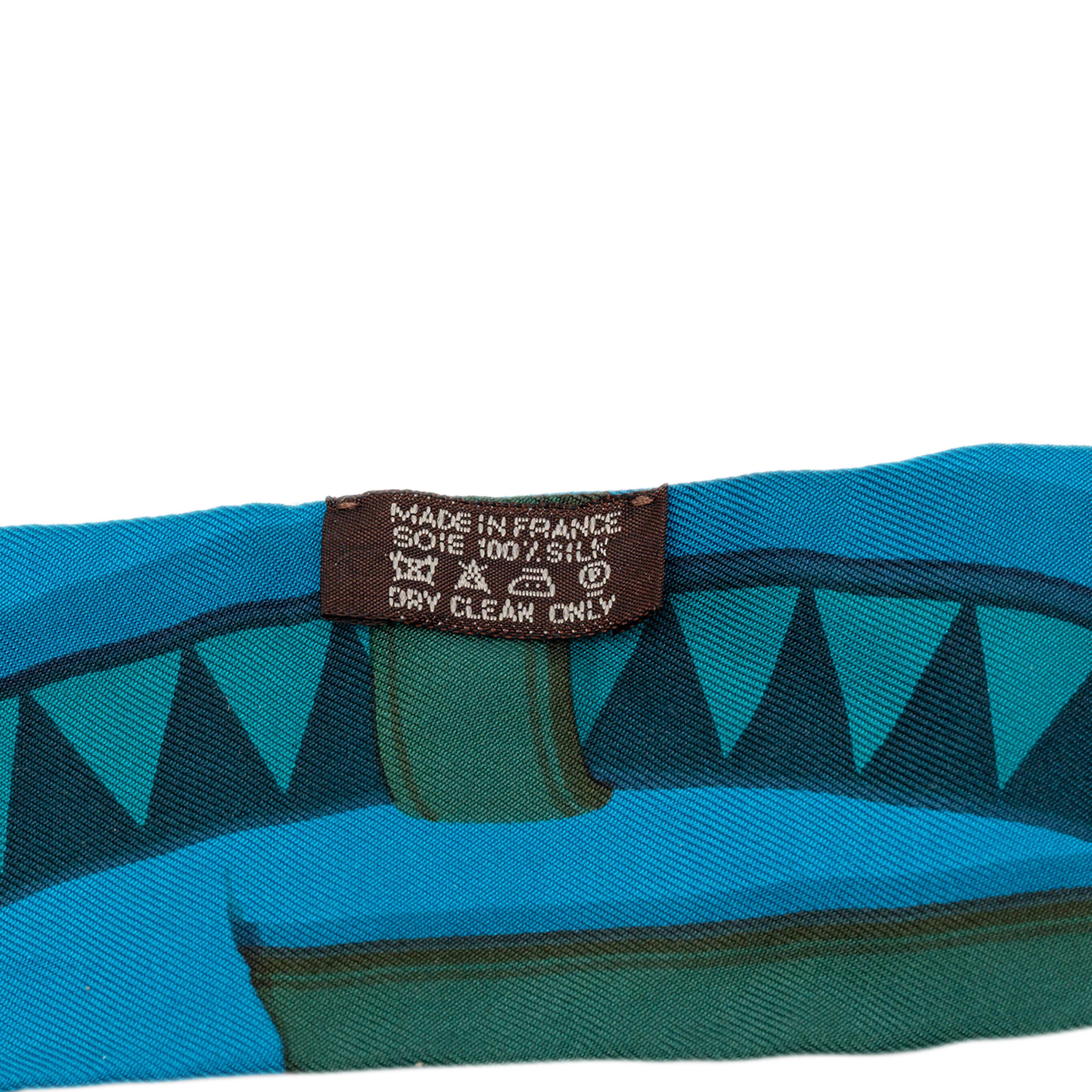 Hermès Couvertures Et Tenues De Jour Surteint Silk Twilly Scarf, från Luxclusif, i färgen turquoise. Klicka för att öppna bilden i stort format