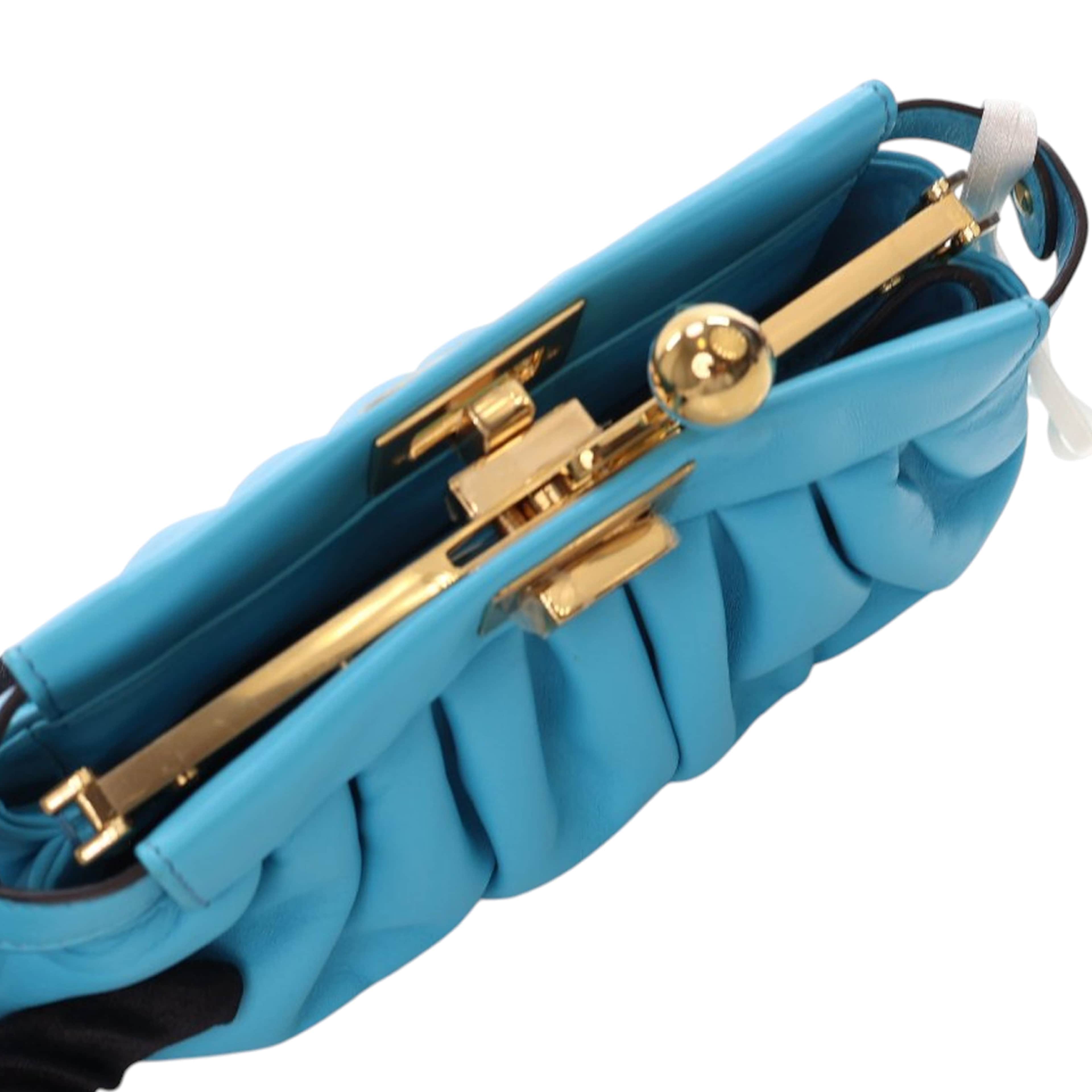 Fendi Nappa Peekaboo Click Clutch On Strap, från Luxclusif, i färgen light blue. Klicka för att öppna bilden i stort format
