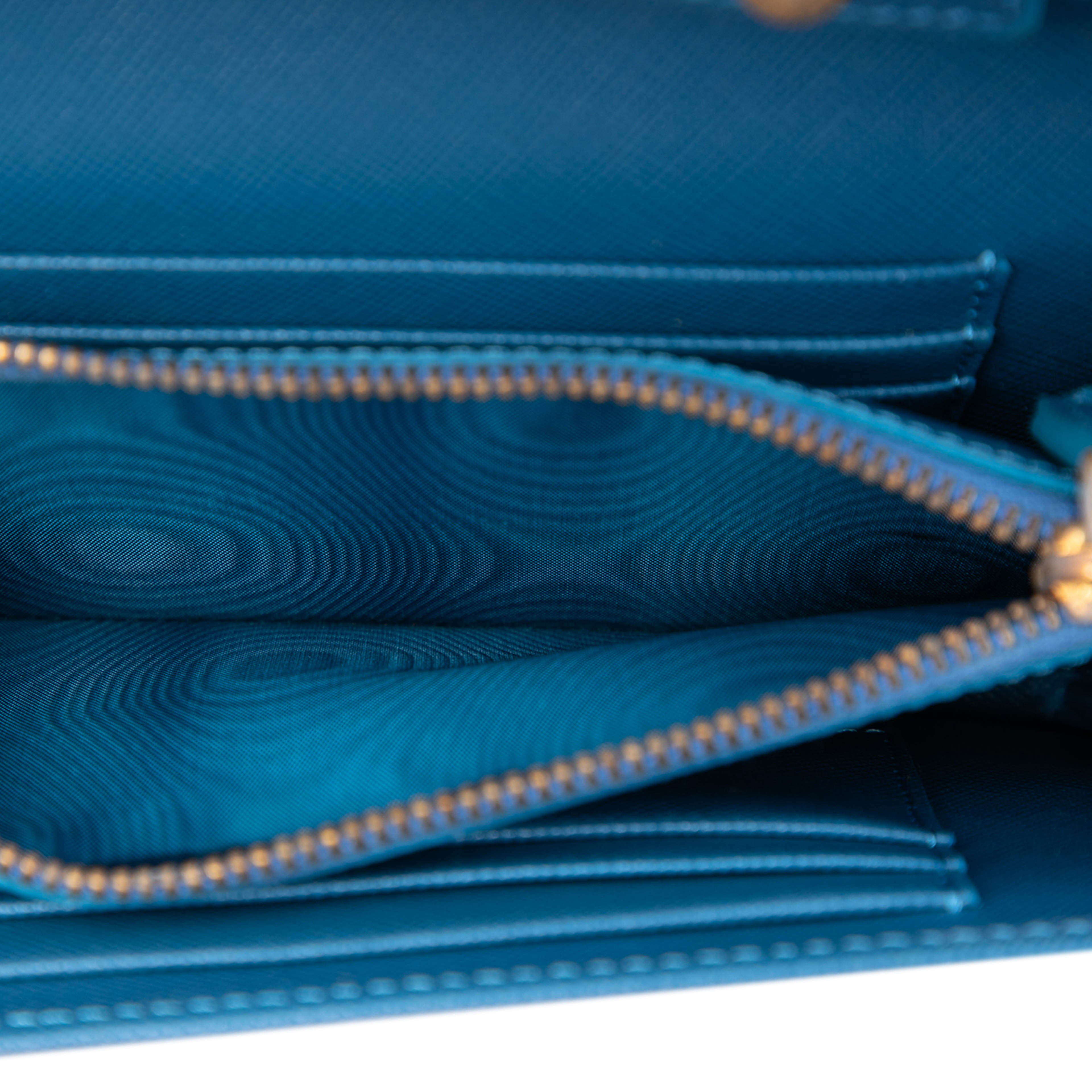 Prada Saffiano Lux Bow Wallet On Strap, från Luxclusif, i färgen blue. Klicka för att öppna bilden i stort format