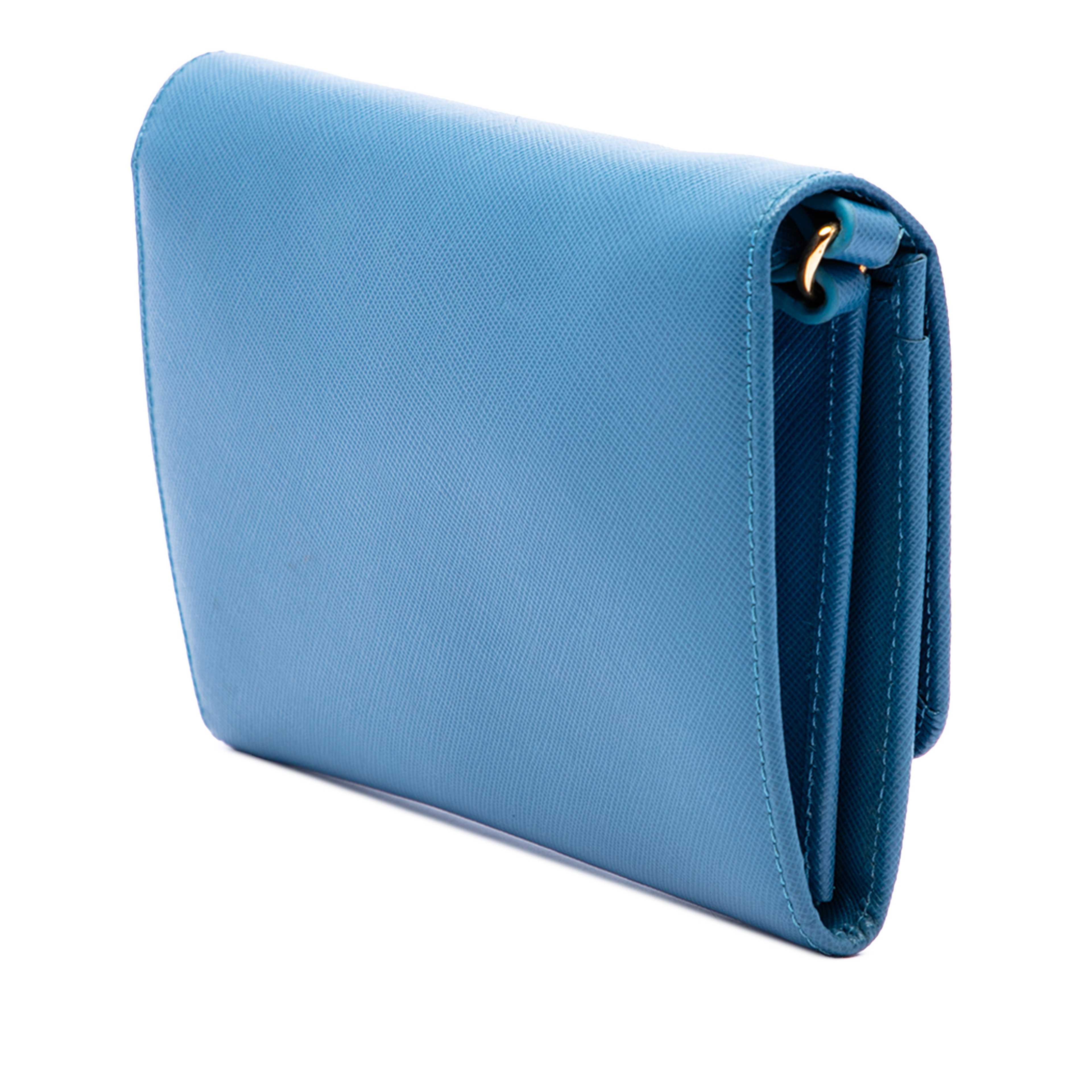 Prada Saffiano Lux Bow Wallet On Strap, från Luxclusif, i färgen blue. Klicka för att öppna bilden i stort format