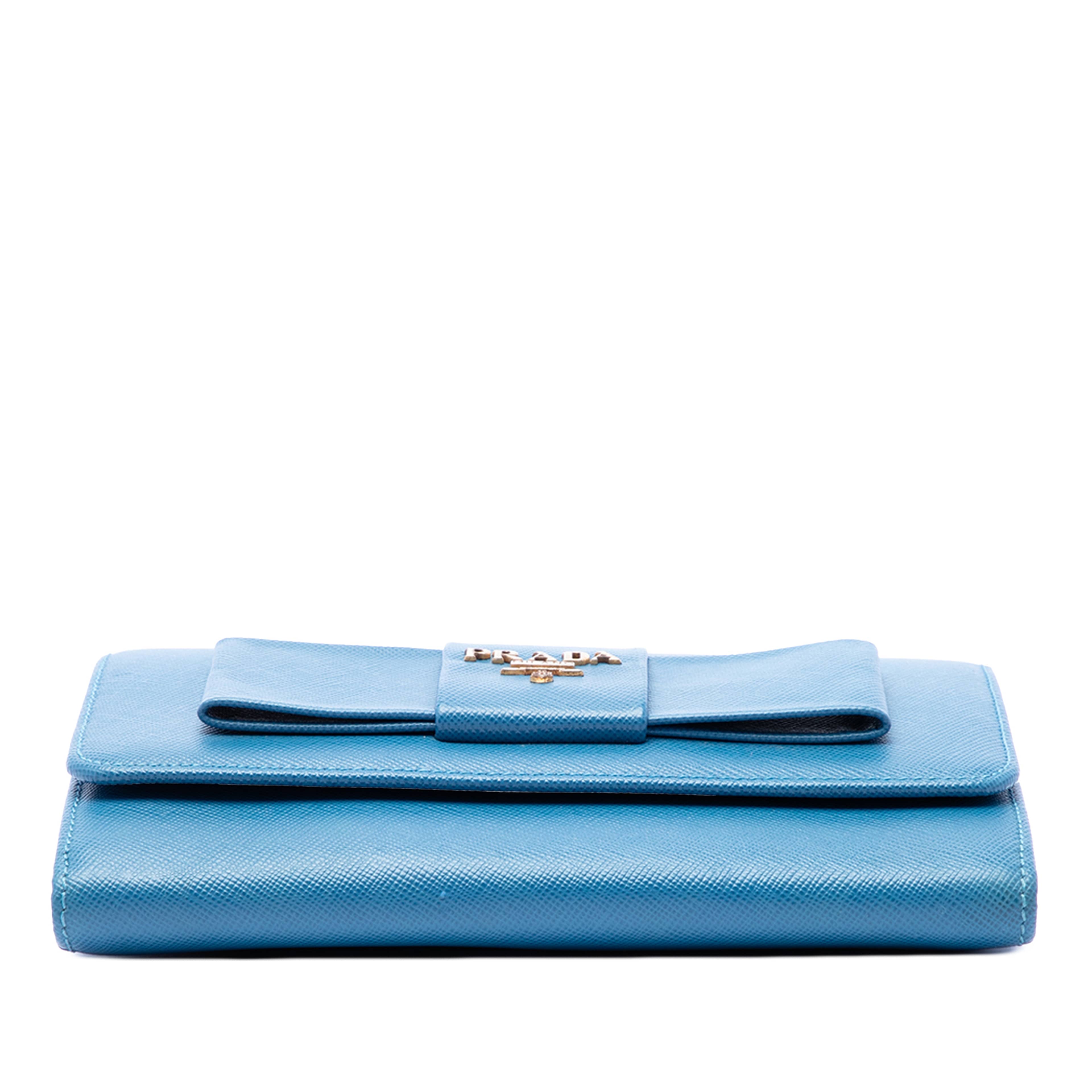 Prada Saffiano Lux Bow Wallet On Strap, från Luxclusif, i färgen blue. Klicka för att öppna bilden i stort format