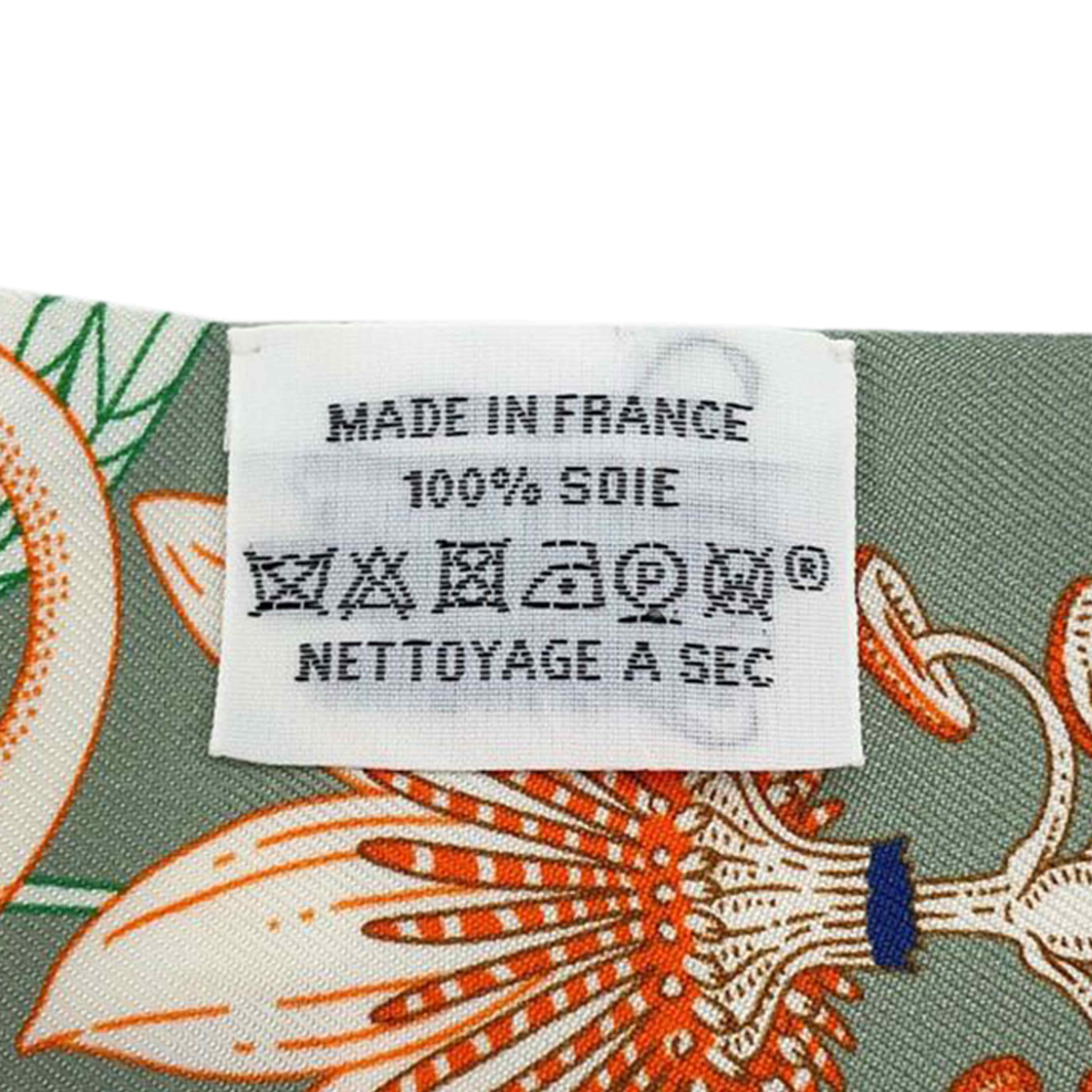 Hermès Precious Paradise Silk Twilly Scarf, från Luxclusif, i färgen light blue. Klicka för att öppna bilden i stort format