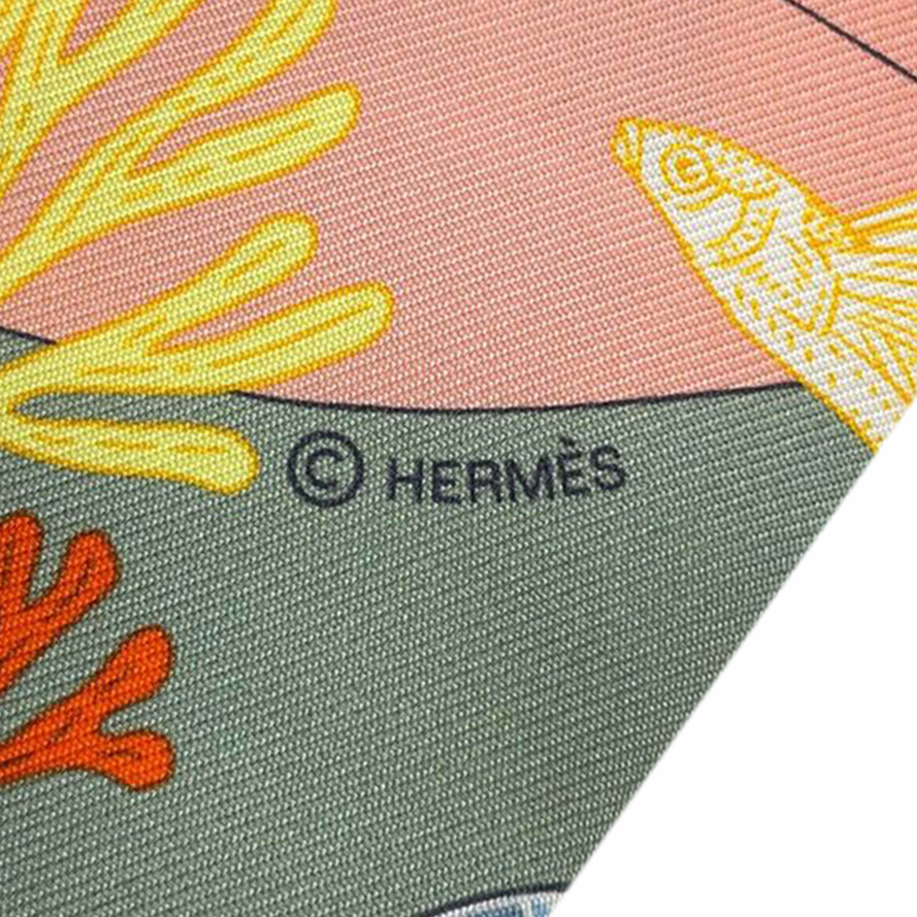 Hermès Precious Paradise Silk Twilly Scarf, från Luxclusif, i färgen light blue. Klicka för att öppna bilden i stort format