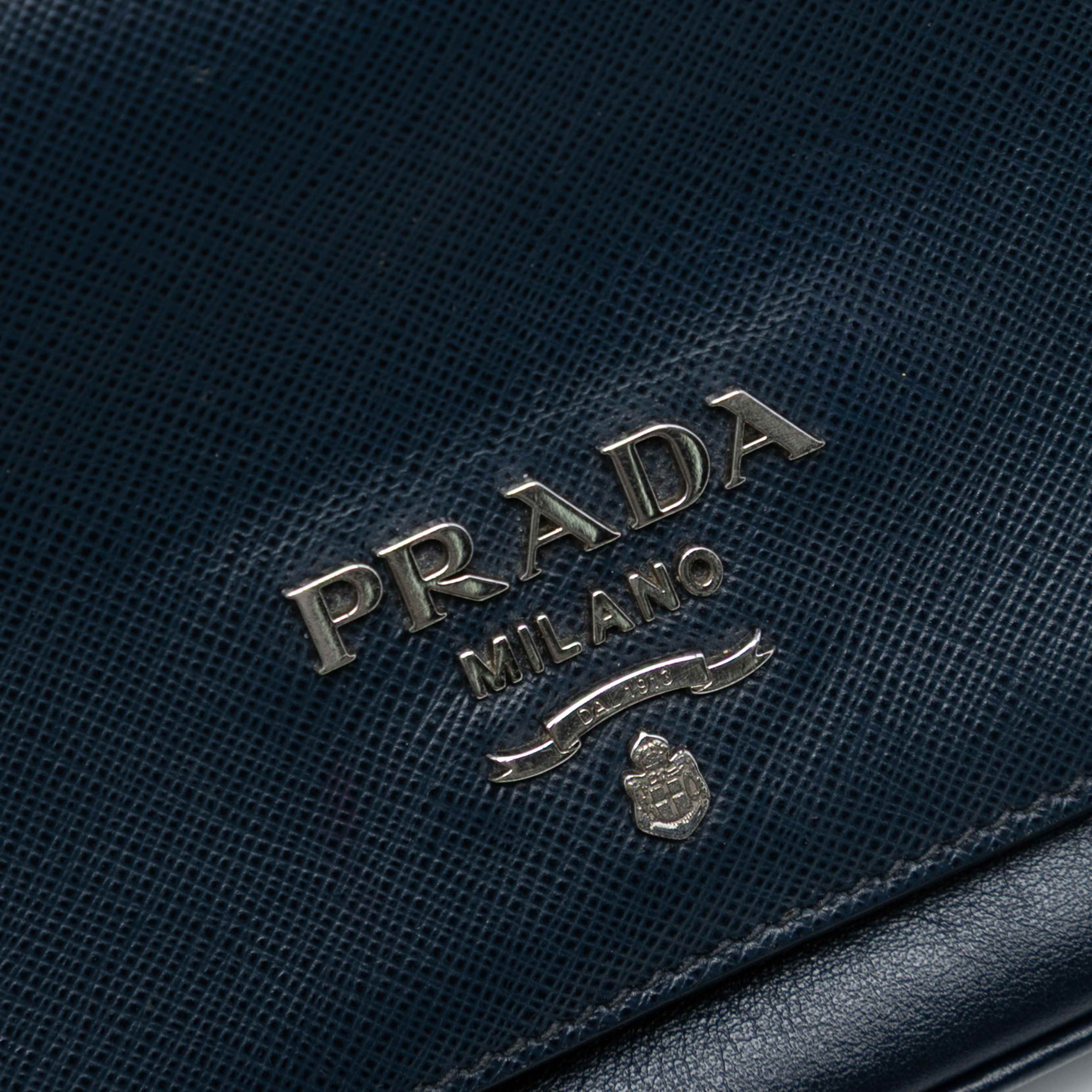 Prada Saffiano And City Calf Chain Crossbody, från Luxclusif, i färgen navy. Klicka för att öppna bilden i stort format