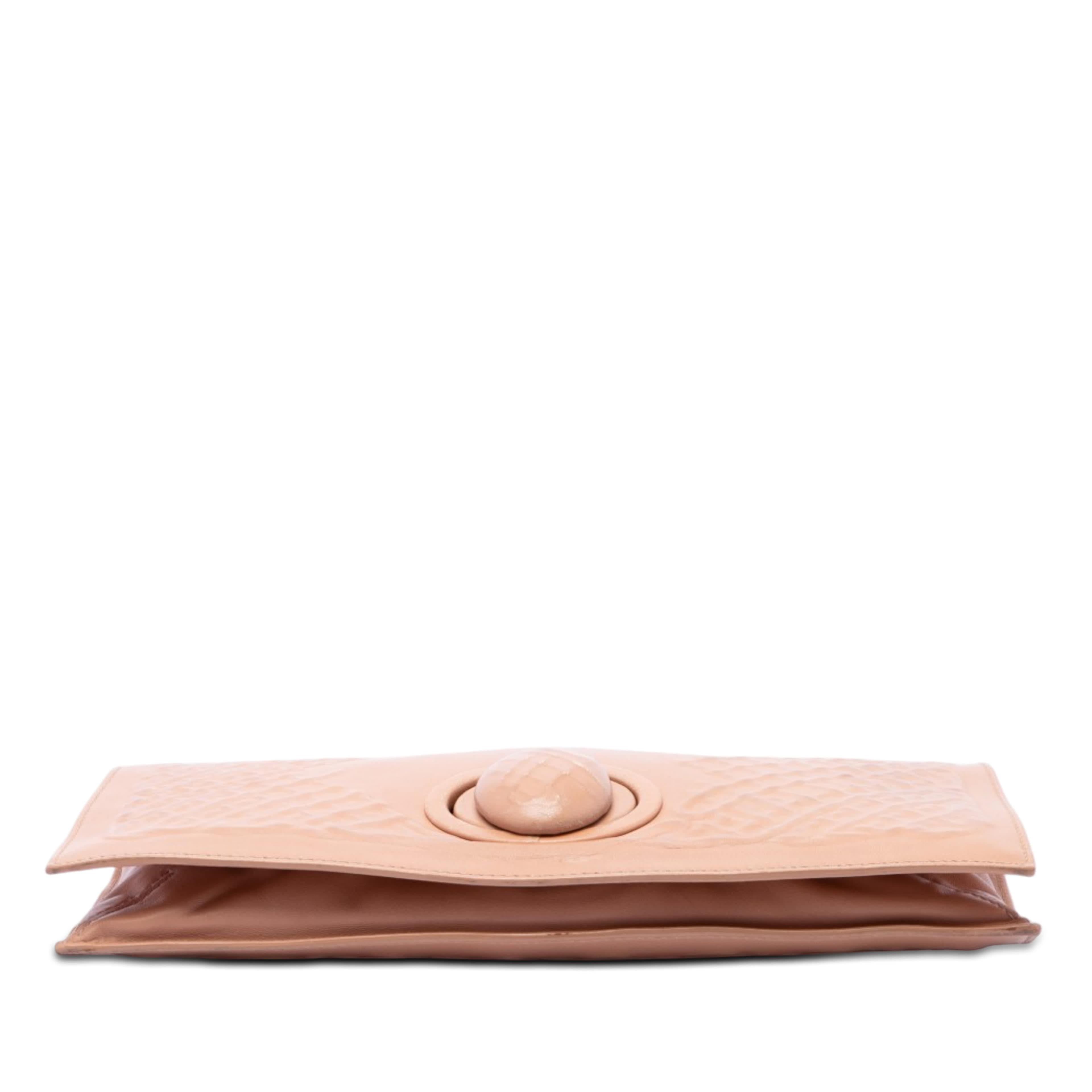 Bottega Veneta Nappa Embossed Intrecciato Turn Lock Clutch, från Luxclusif, i färgen brun. Klicka för att öppna bilden i stort format