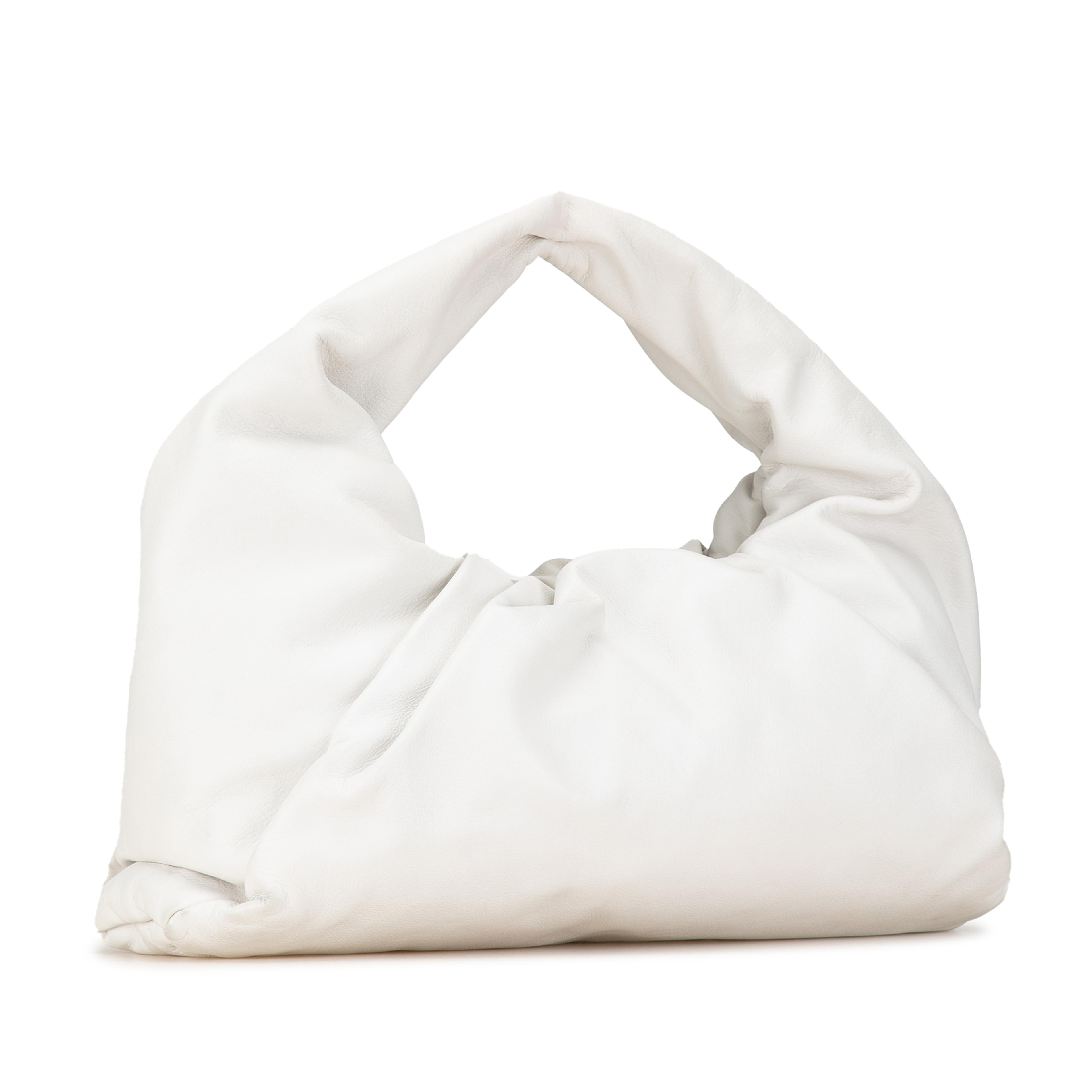 Bottega Veneta Lambskin The Shoulder Pouch, från Luxclusif, i färgen white. Klicka för att öppna bilden i stort format