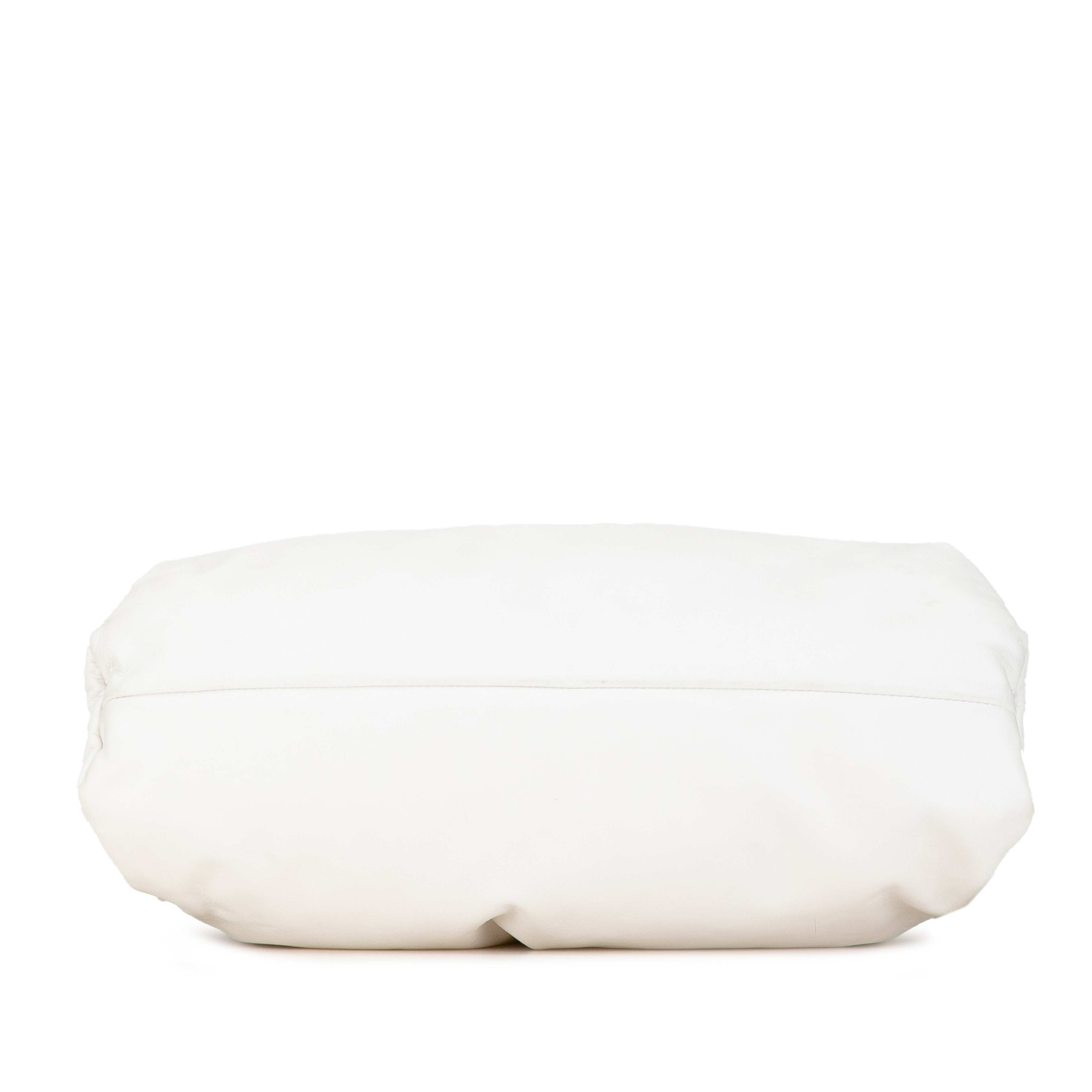 Bottega Veneta Lambskin The Shoulder Pouch, från Luxclusif, i färgen white. Klicka för att öppna bilden i stort format