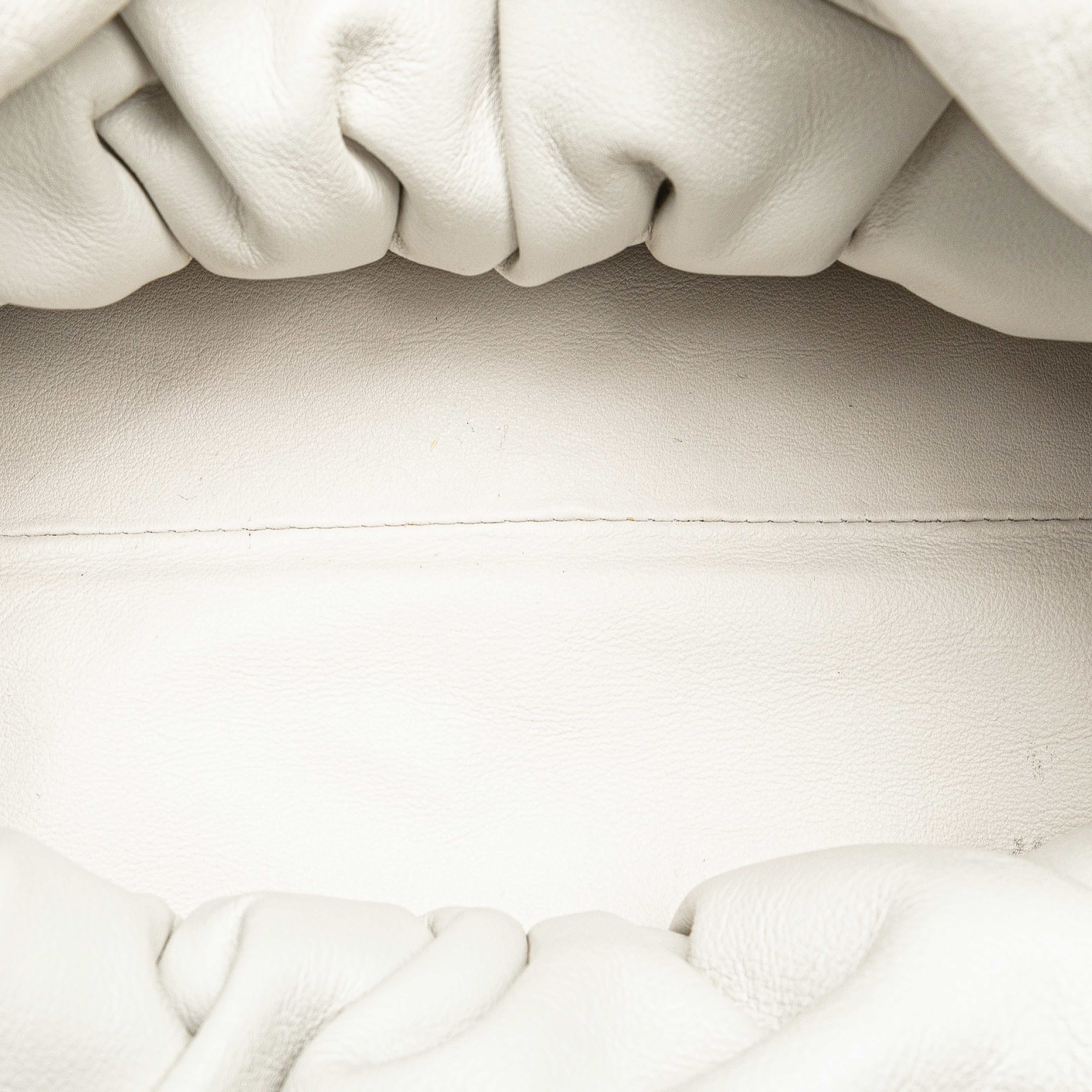 Bottega Veneta Lambskin The Shoulder Pouch, från Luxclusif, i färgen white. Klicka för att öppna bilden i stort format