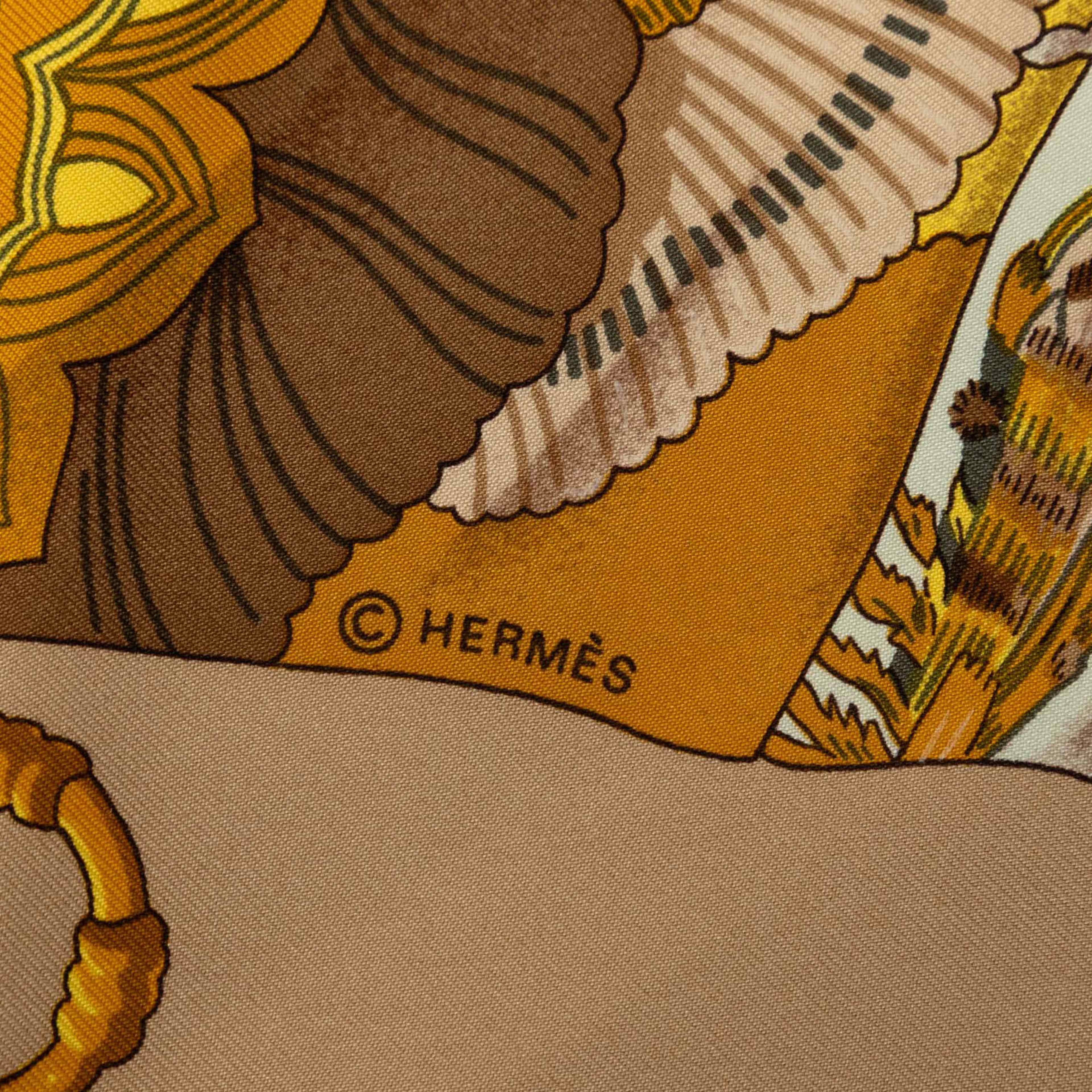 Hermès Soleil De Soie Silk Scarf 90, från Luxclusif, i färgen light brown. Klicka för att öppna bilden i stort format