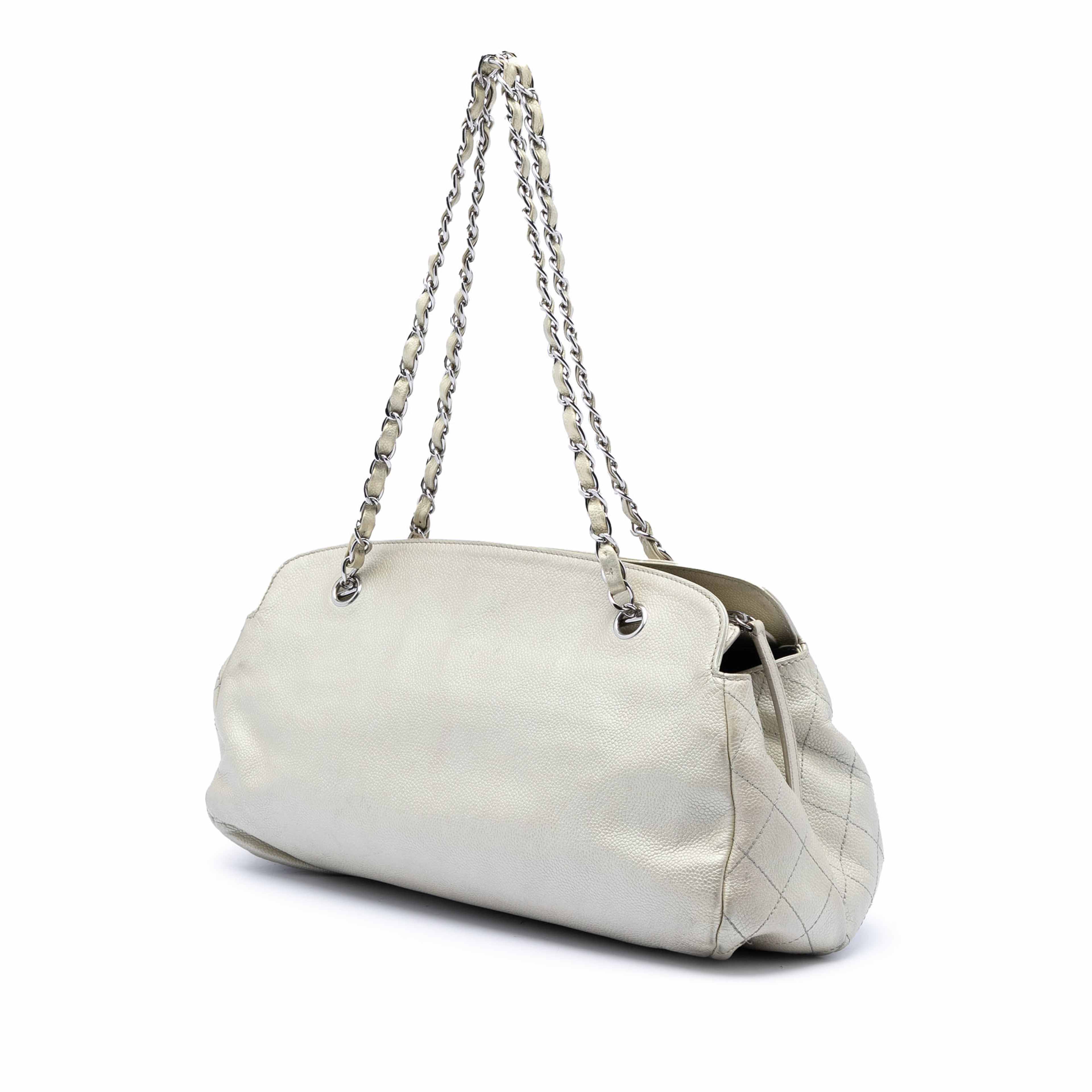 Chanel Cc Caviar Shoulder Bag, från Luxclusif, i färgen vit. Klicka för att öppna bilden i stort format