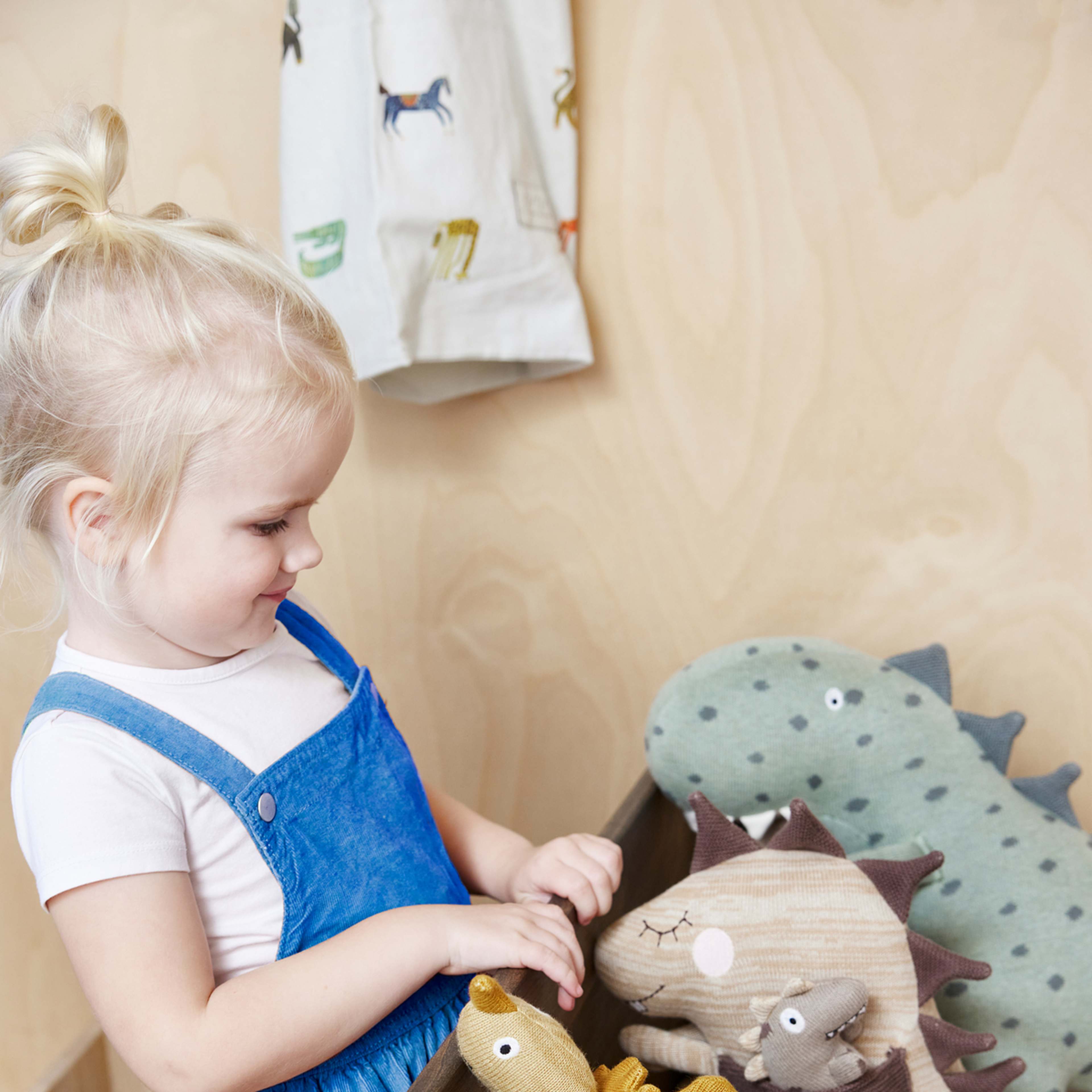 Billy Dinosaur, från OYOY Mini, i färgen saffron. Klicka för att öppna bilden i stort format