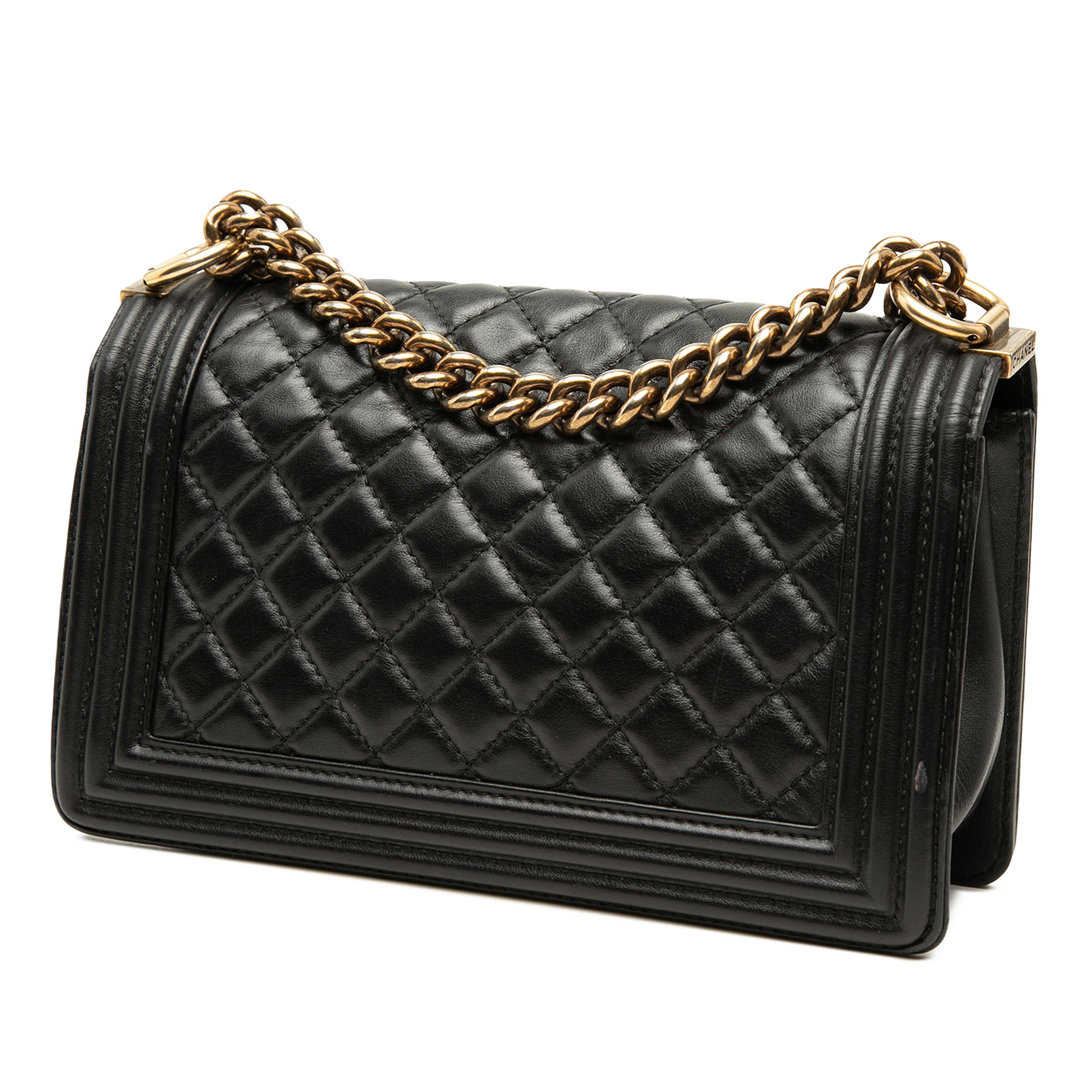 Chanel Old Medium Quilted Lambskin Gripoix Boy Flap, från Luxclusif, i färgen svart. Klicka för att öppna bilden i stort format