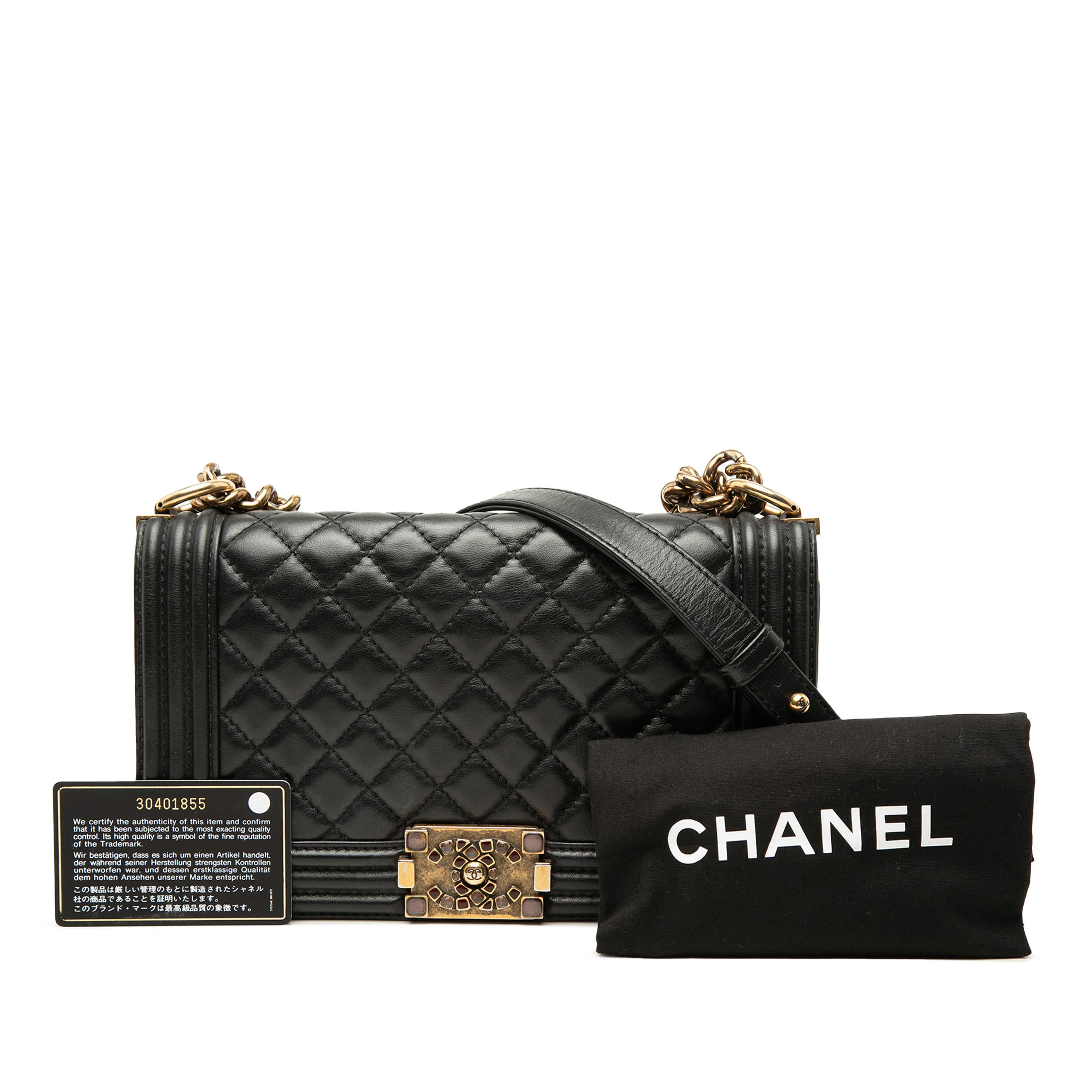 Chanel Old Medium Quilted Lambskin Gripoix Boy Flap, från Luxclusif, i färgen svart. Klicka för att öppna bilden i stort format