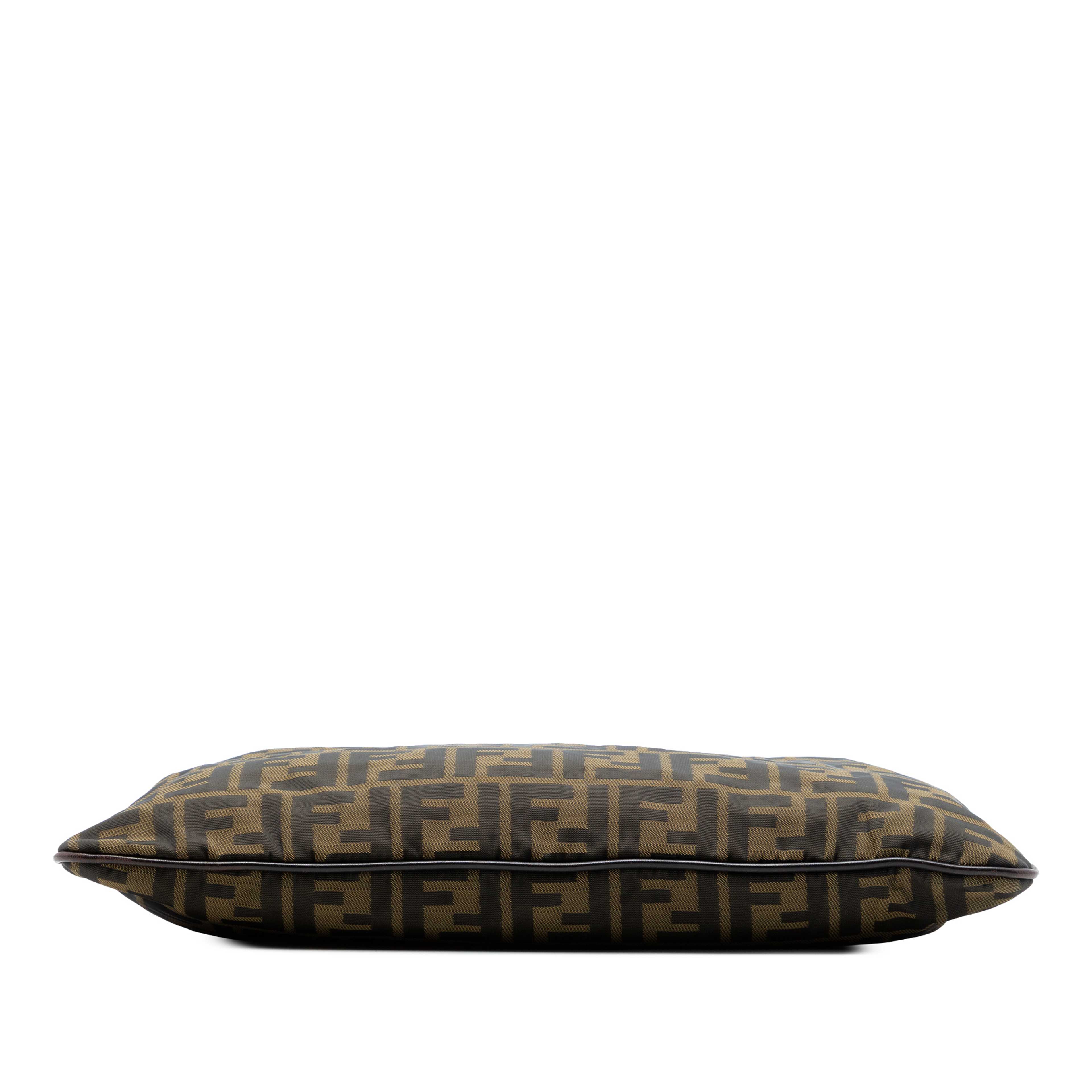 Fendi Zucca Canvas Crossbody, från Luxclusif, i färgen brun. Klicka för att öppna bilden i stort format