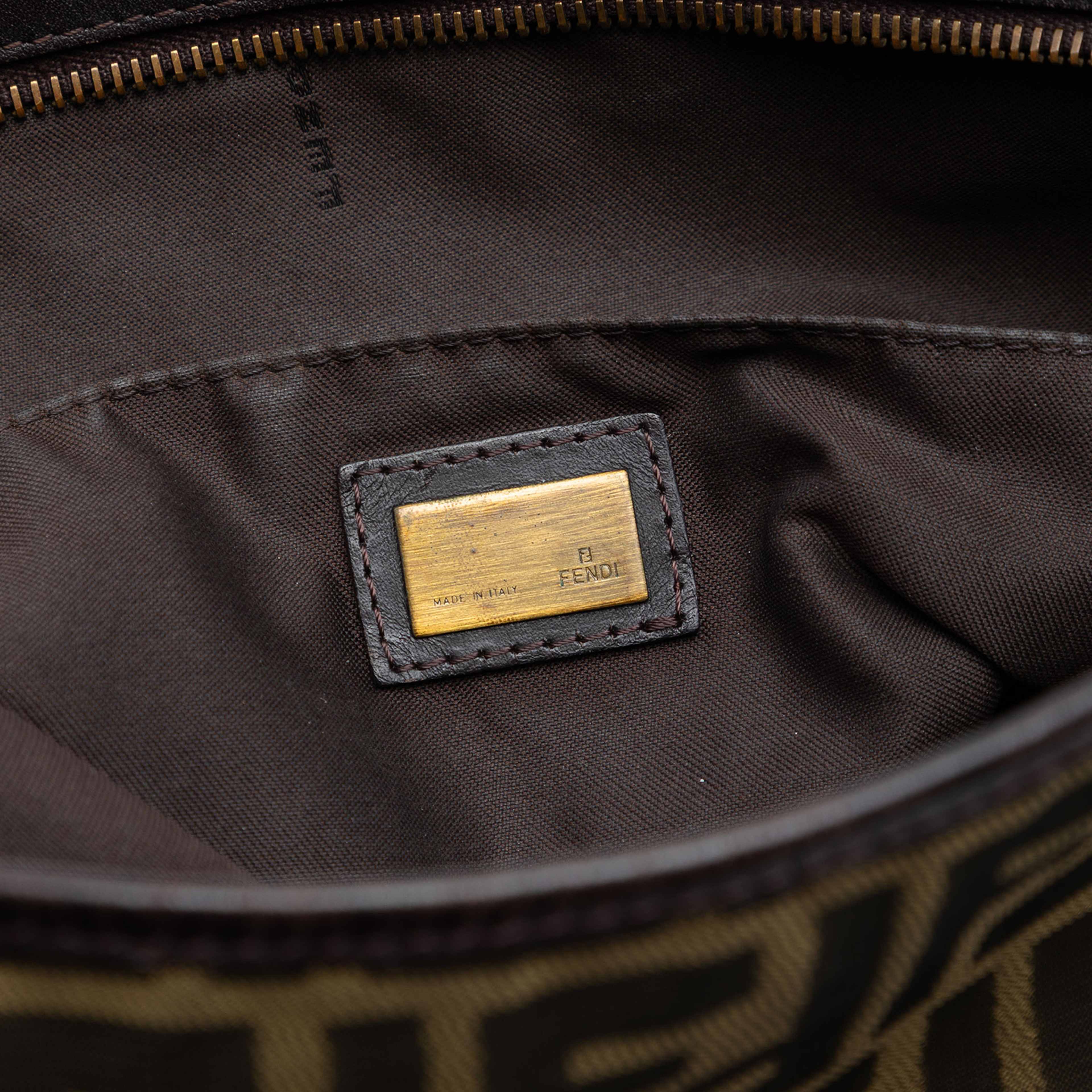 Fendi Zucca Canvas Crossbody, från Luxclusif, i färgen brown. Klicka för att öppna bilden i stort format