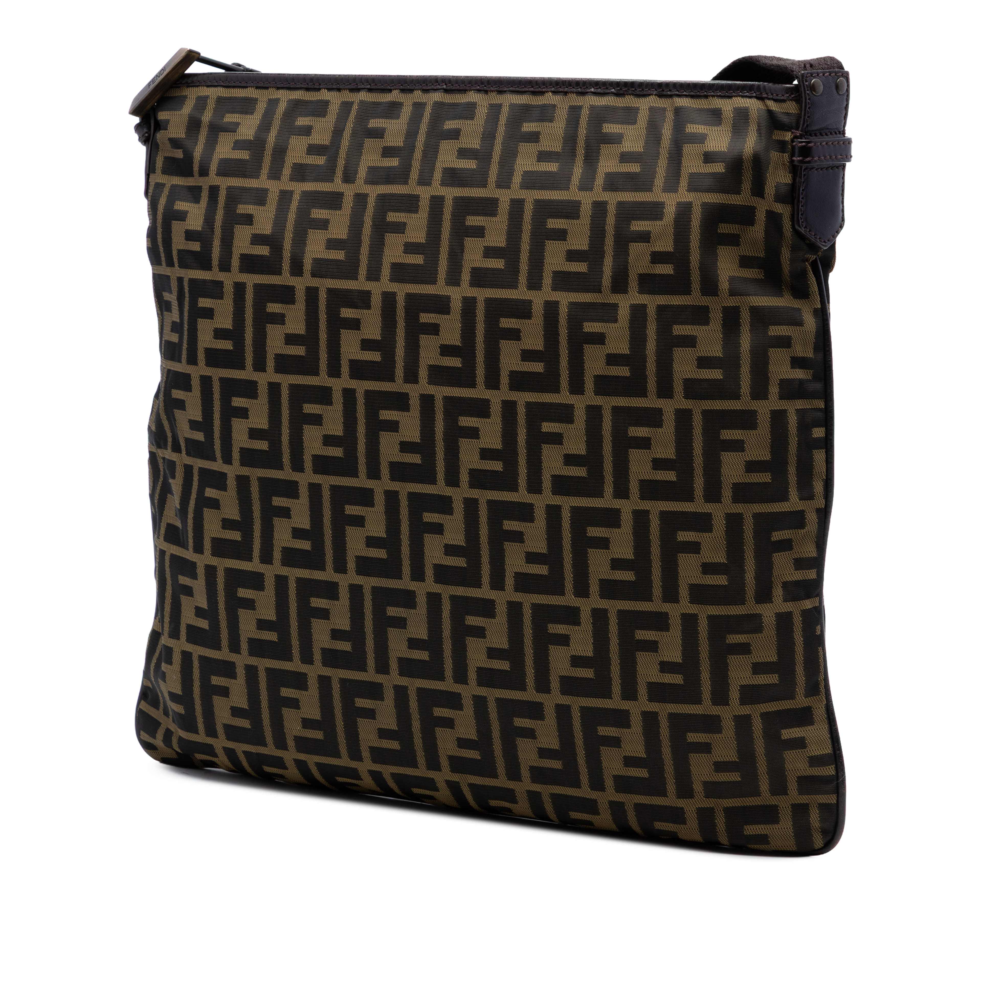 Fendi Zucca Canvas Crossbody, från Luxclusif, i färgen brun. Klicka för att öppna bilden i stort format