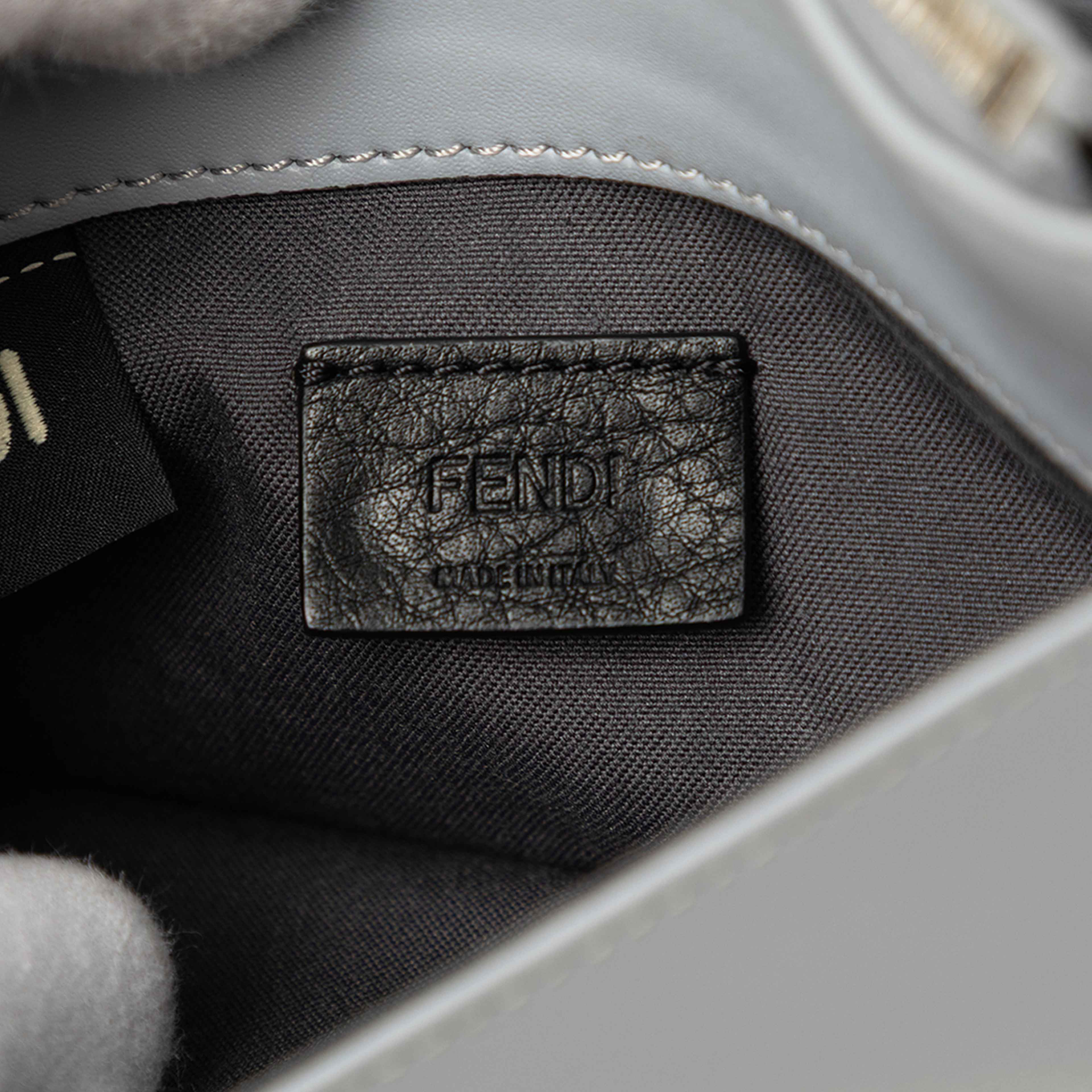 Fendi Vitello Liberty Studded Leather Tube Wallet On Chain, från Luxclusif, i färgen grå. Klicka för att öppna bilden i stort format
