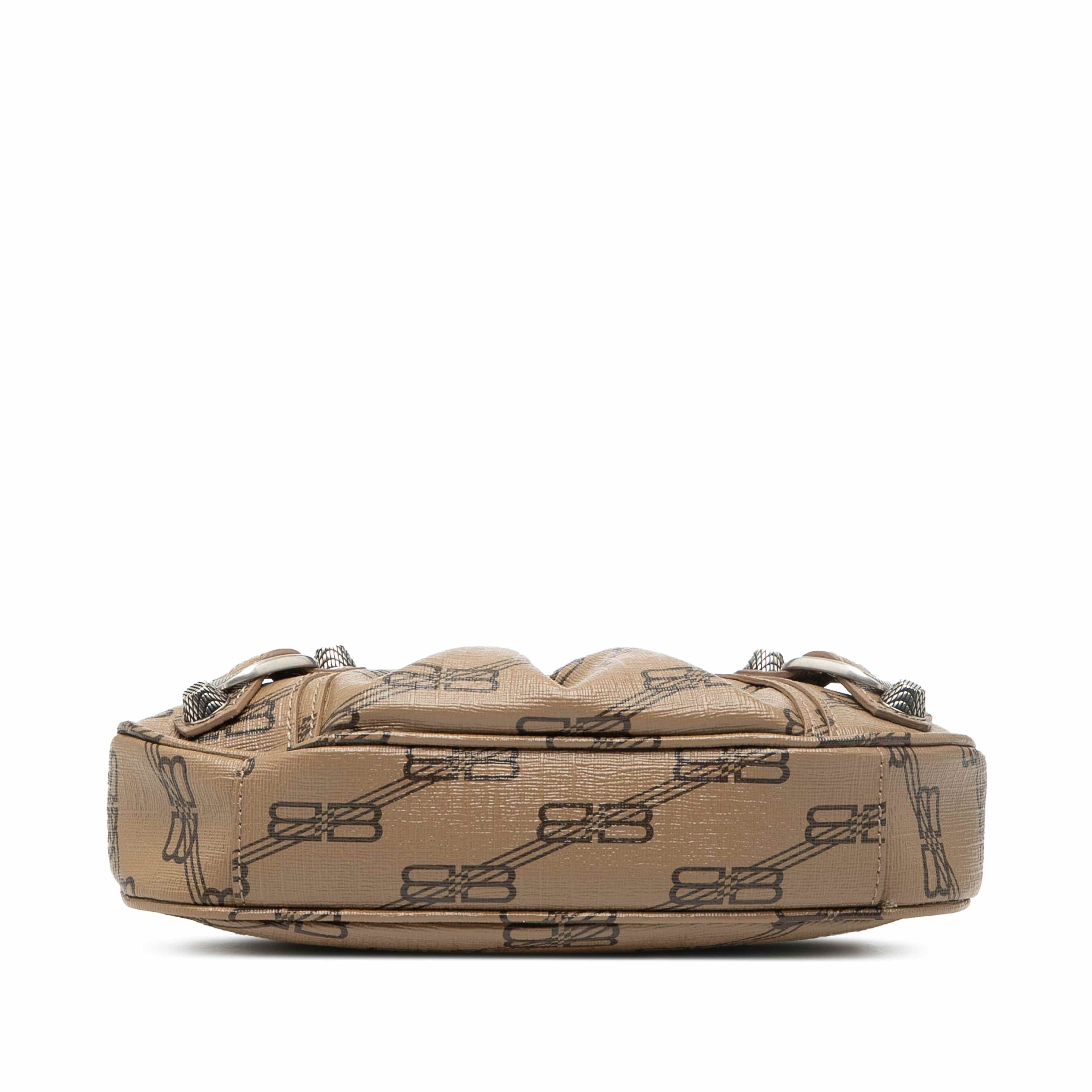 Balenciaga Mini Bb Monogram Coated Canvas Le Cagole Satchel, från Luxclusif, i färgen brun. Klicka för att öppna bilden i stort format