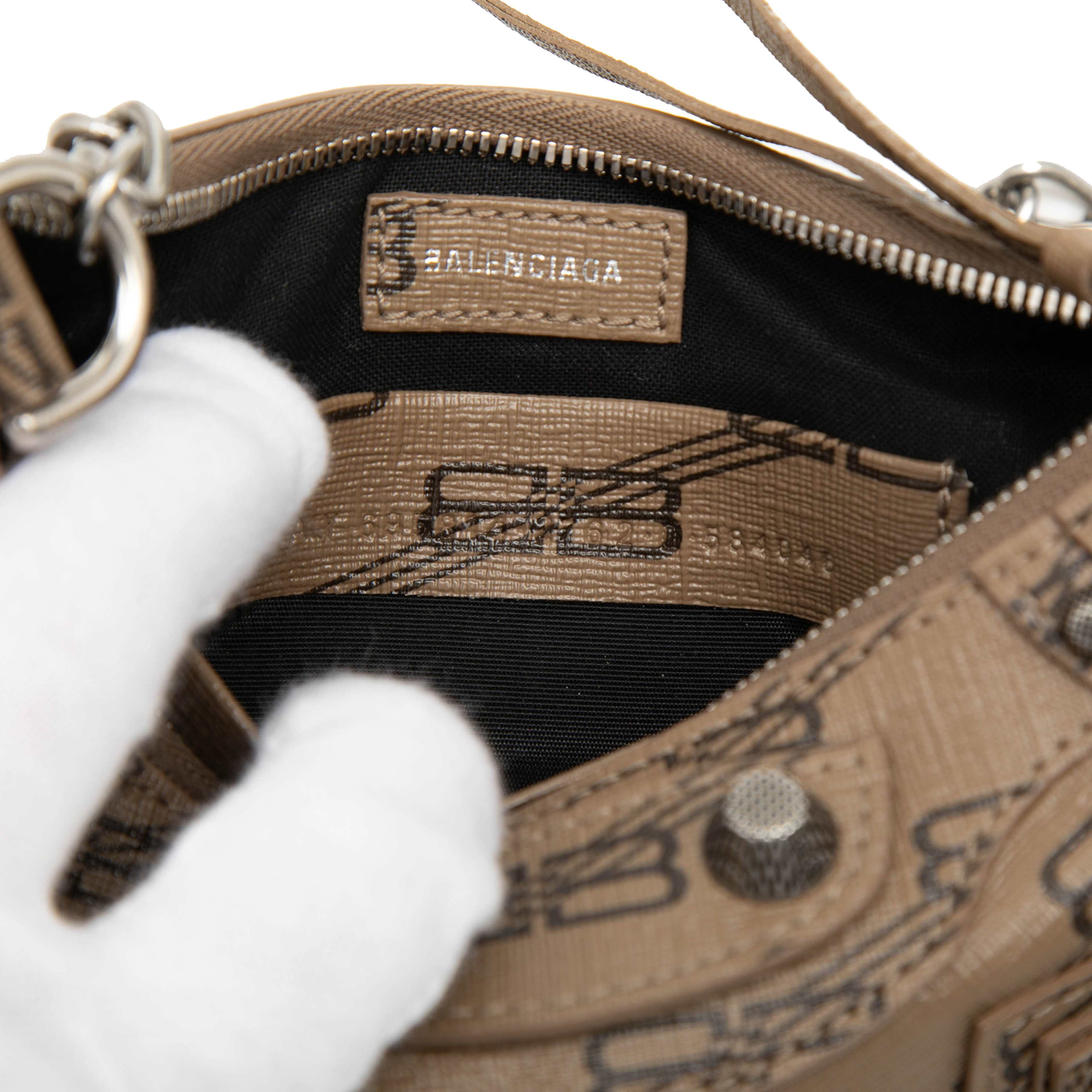 Balenciaga Mini Bb Monogram Coated Canvas Le Cagole Satchel, från Luxclusif, i färgen brun. Klicka för att öppna bilden i stort format