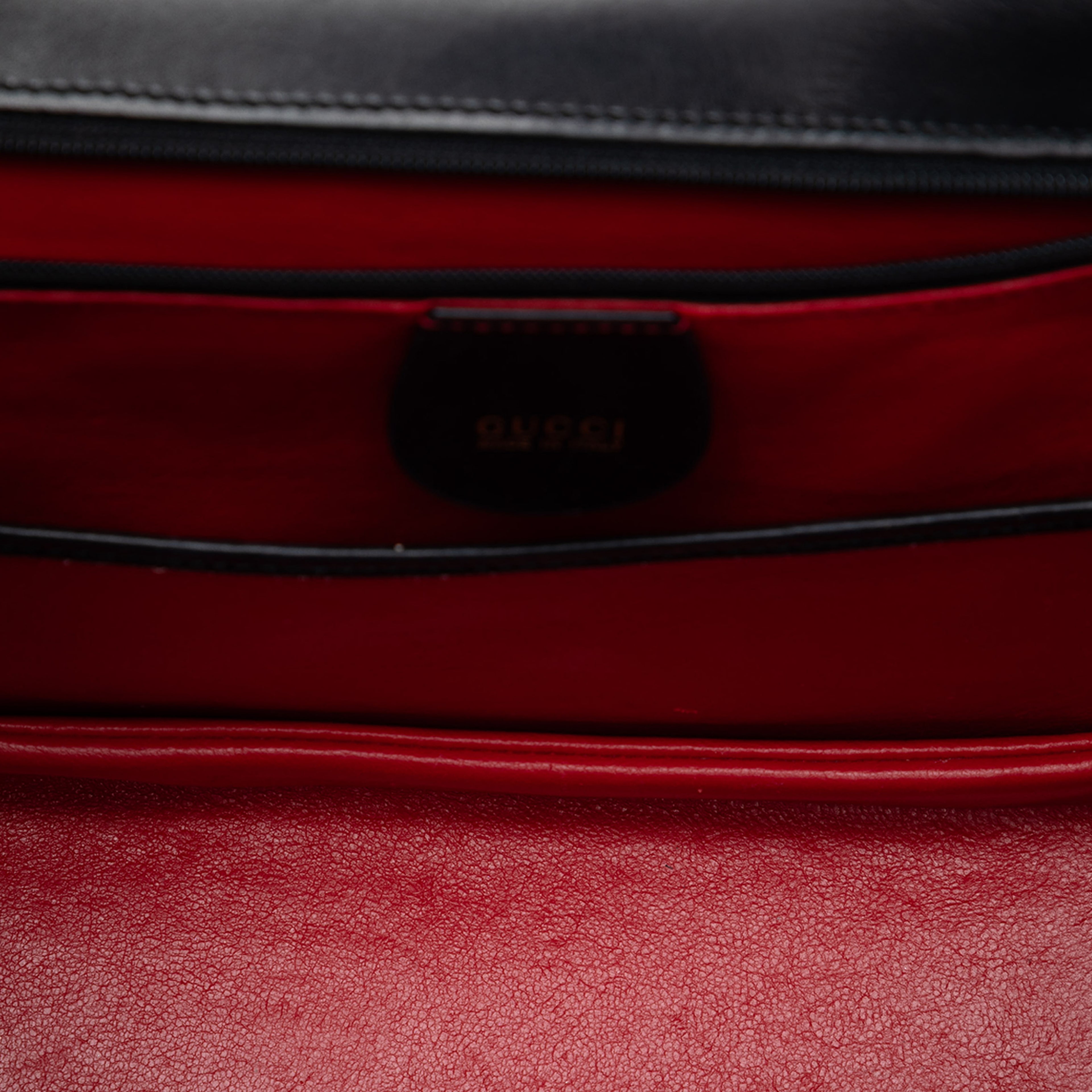 Gucci Small Calfskin Bamboo Top Handle Bag, från Luxclusif, i färgen svart. Klicka för att öppna bilden i stort format