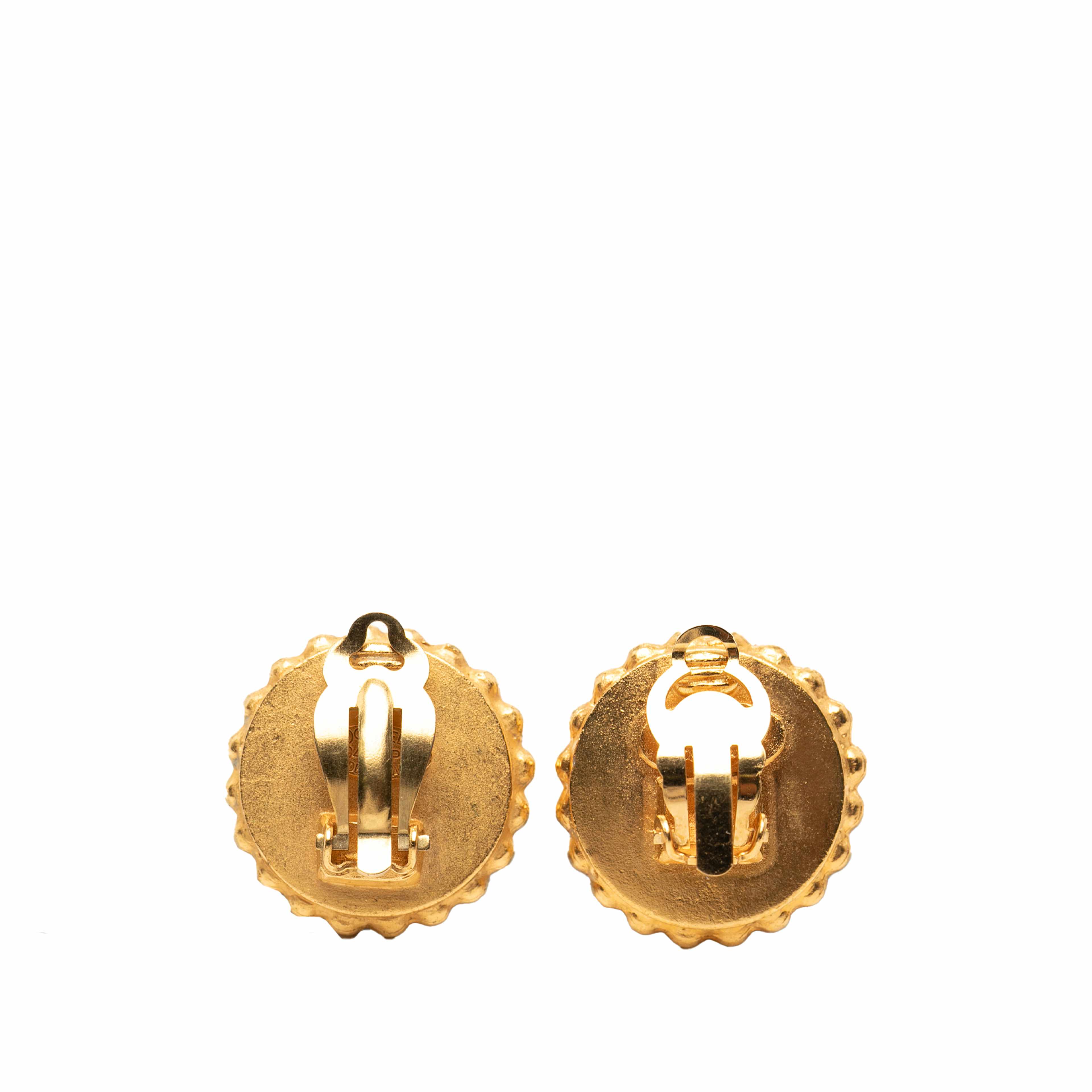 Chanel Gold Plated Resin Cc Button Clip On Earrings, från Luxclusif, i färgen gold. Klicka för att öppna bilden i stort format