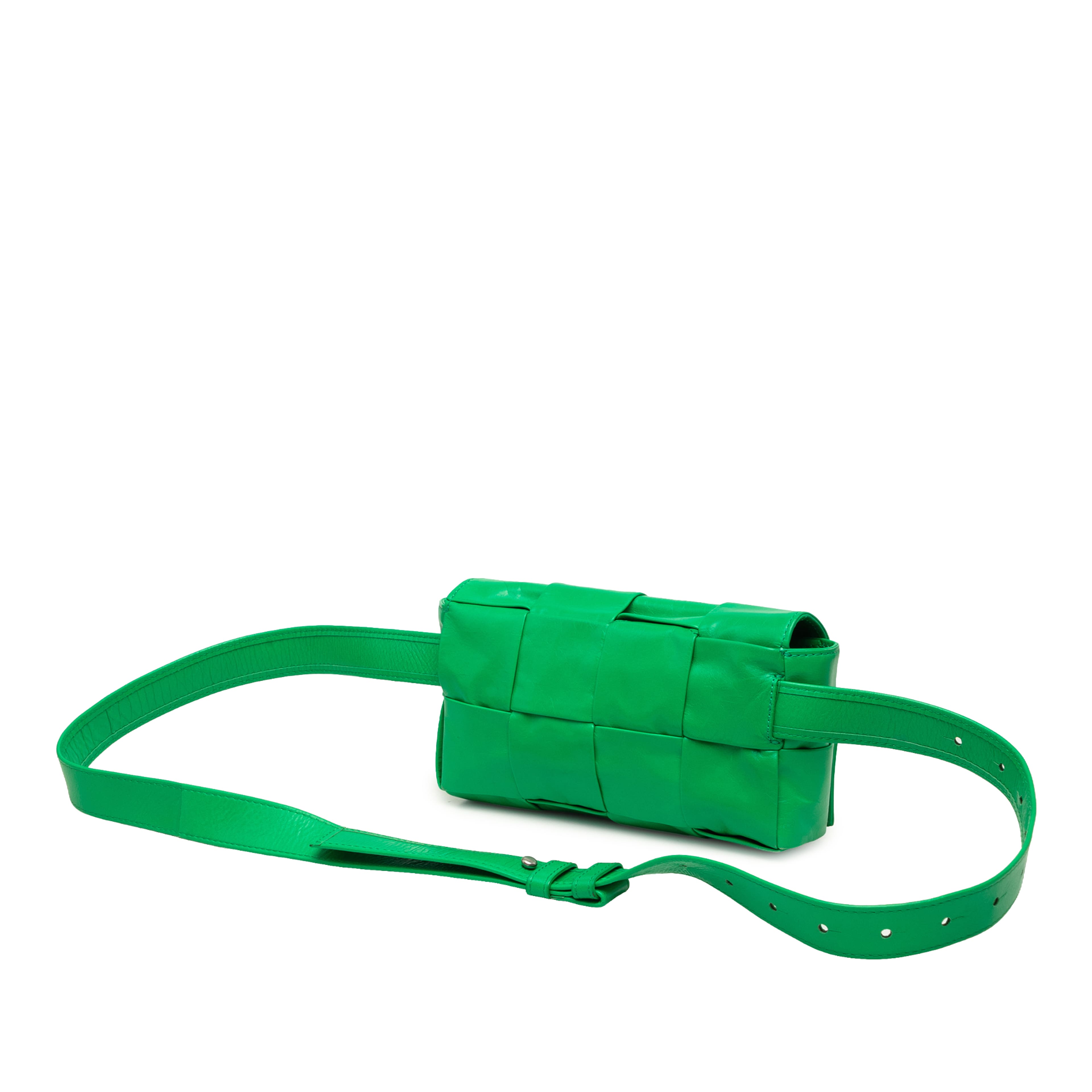 Bottega Veneta Mini Paper Calfskin Intrecciato Cassette Belt Bag, från Luxclusif, i färgen grön. Klicka för att öppna bilden i stort format