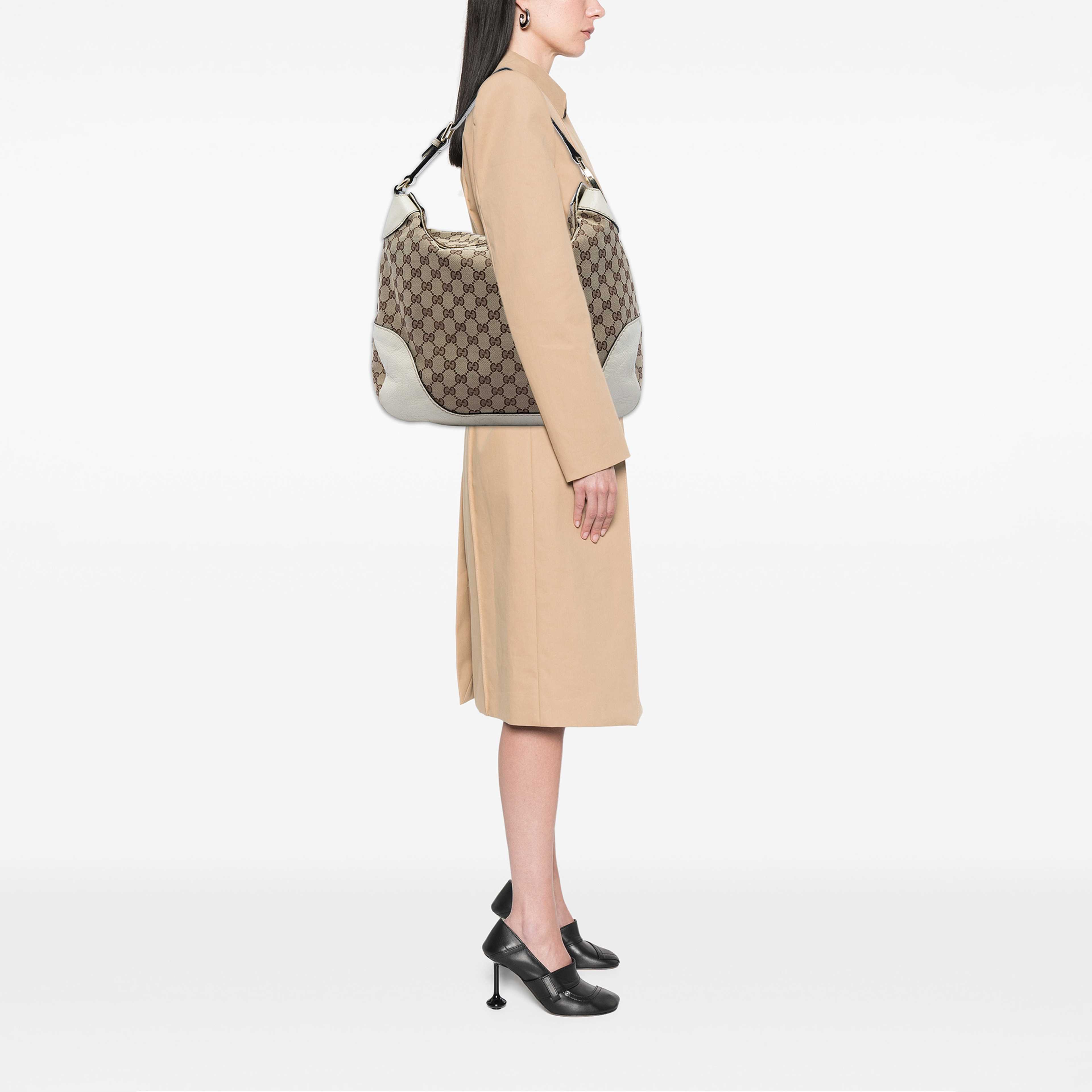 Gucci Gg Canvas Charlotte Hobo, från Luxclusif, i färgen beige. Klicka för att öppna bilden i stort format