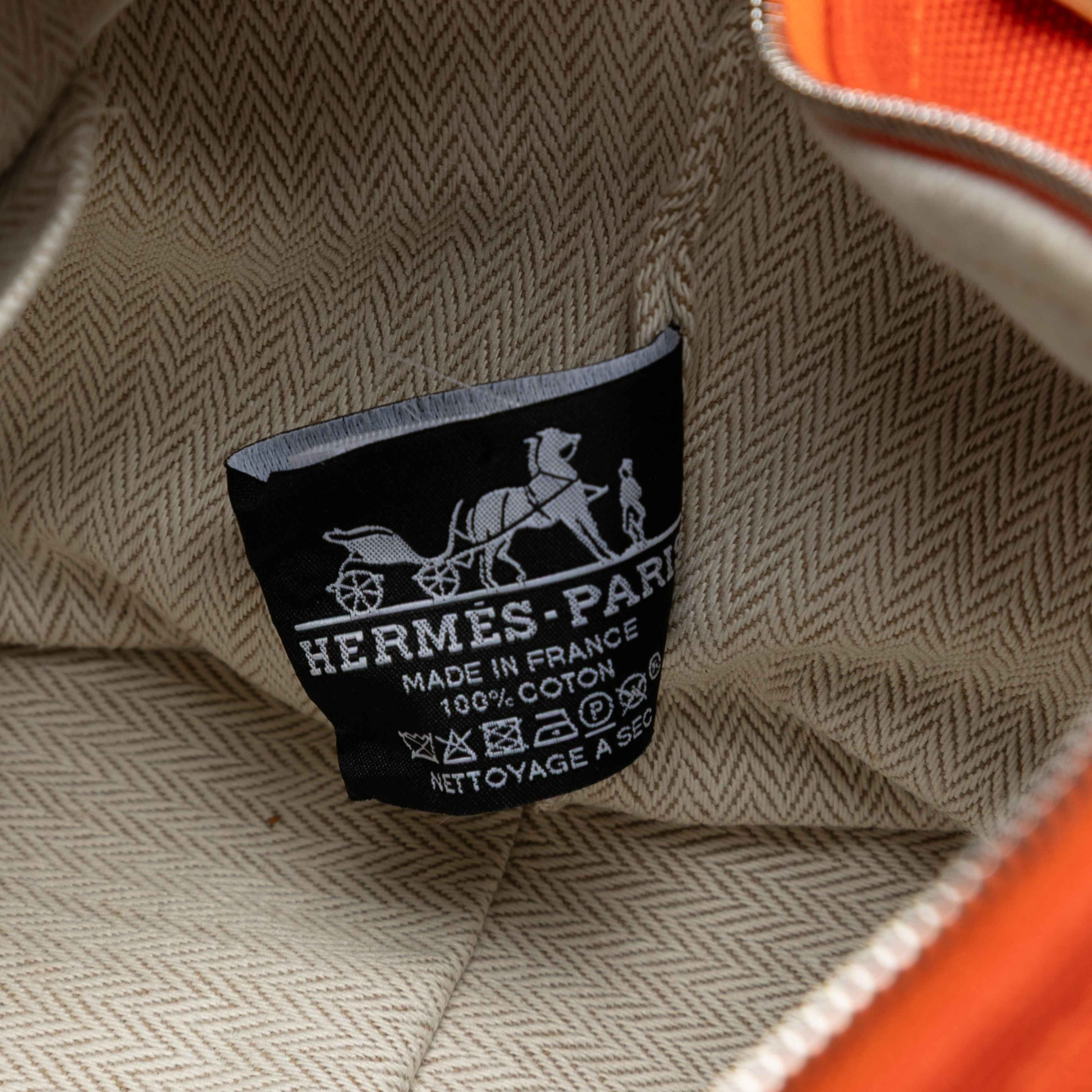 Hermès Large Canvas Bride A Brac Case, från Luxclusif, i färgen orange. Klicka för att öppna bilden i stort format