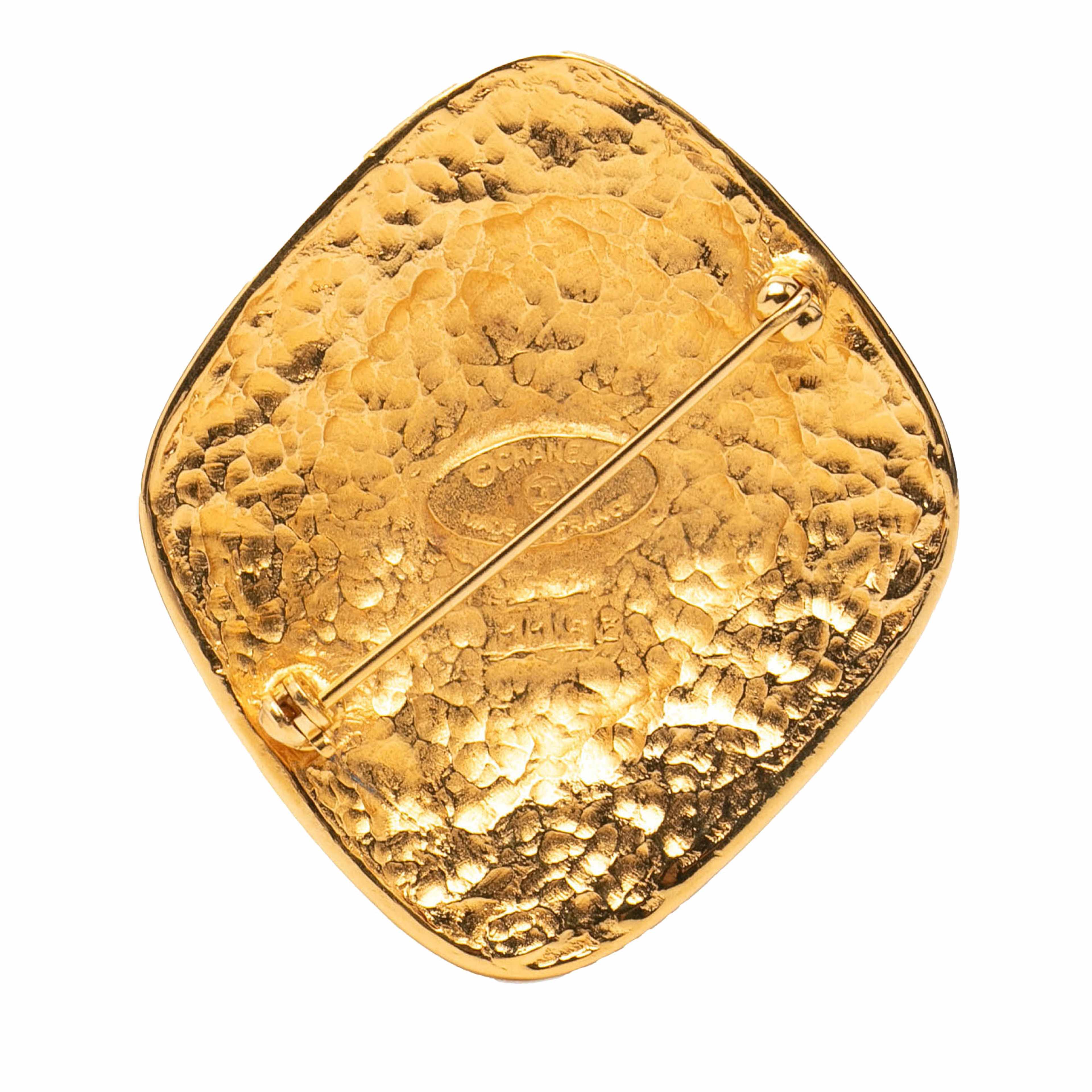 Chanel Cc Gold Plated Diamond Brooch, från Luxclusif, i färgen gold. Klicka för att öppna bilden i stort format