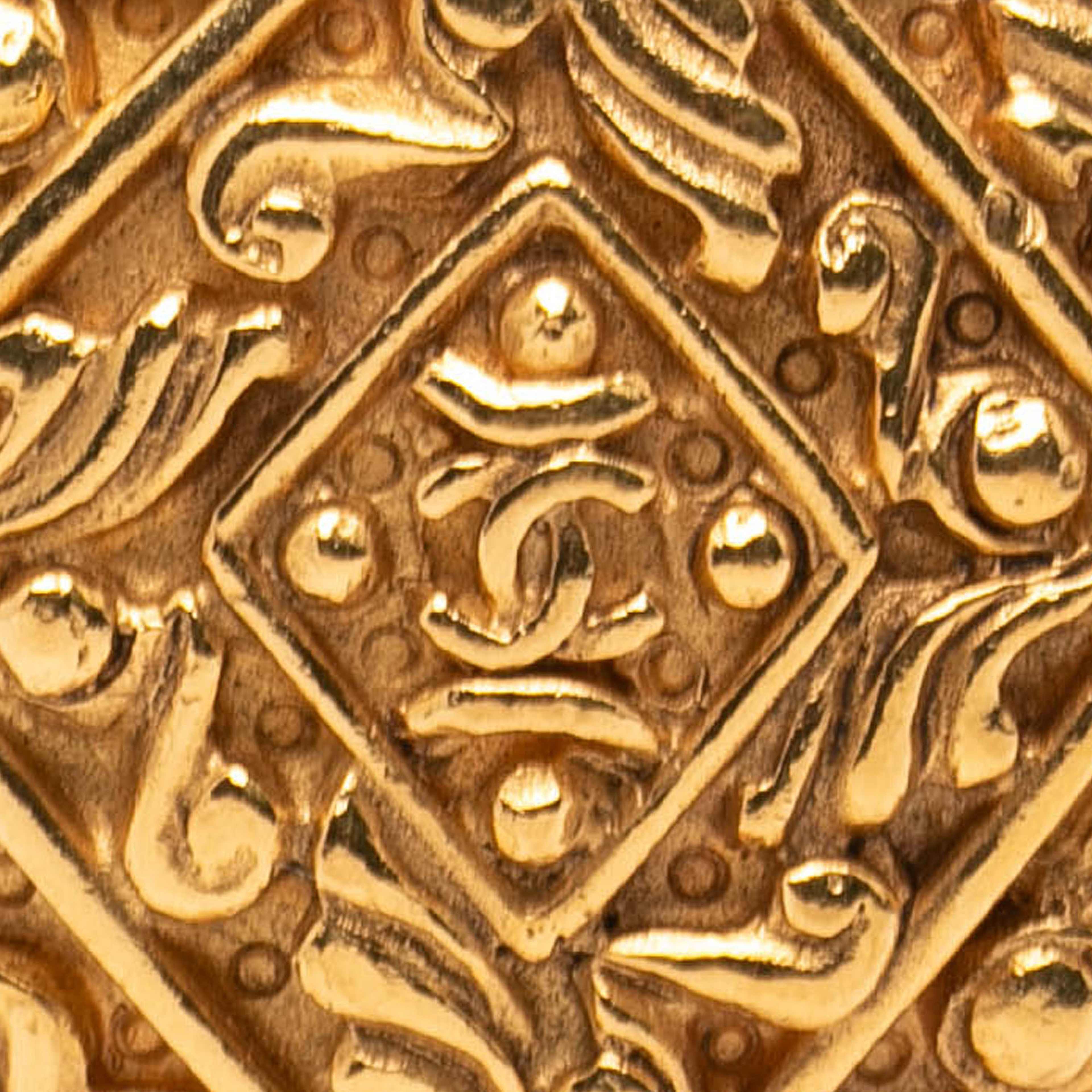 Chanel Cc Gold Plated Diamond Brooch, från Luxclusif, i färgen gold. Klicka för att öppna bilden i stort format