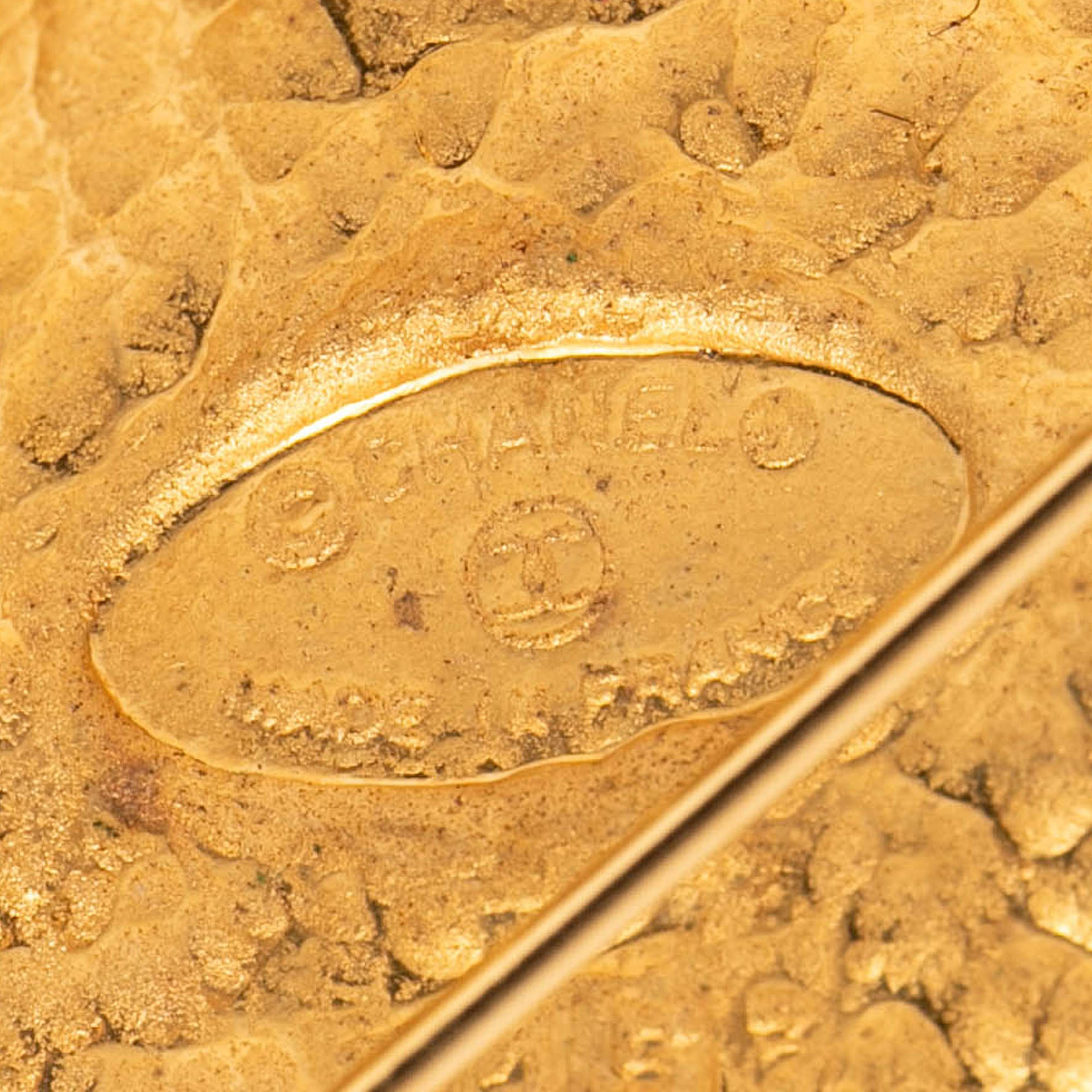 Chanel Cc Gold Plated Diamond Brooch, från Luxclusif, i färgen gold. Klicka för att öppna bilden i stort format