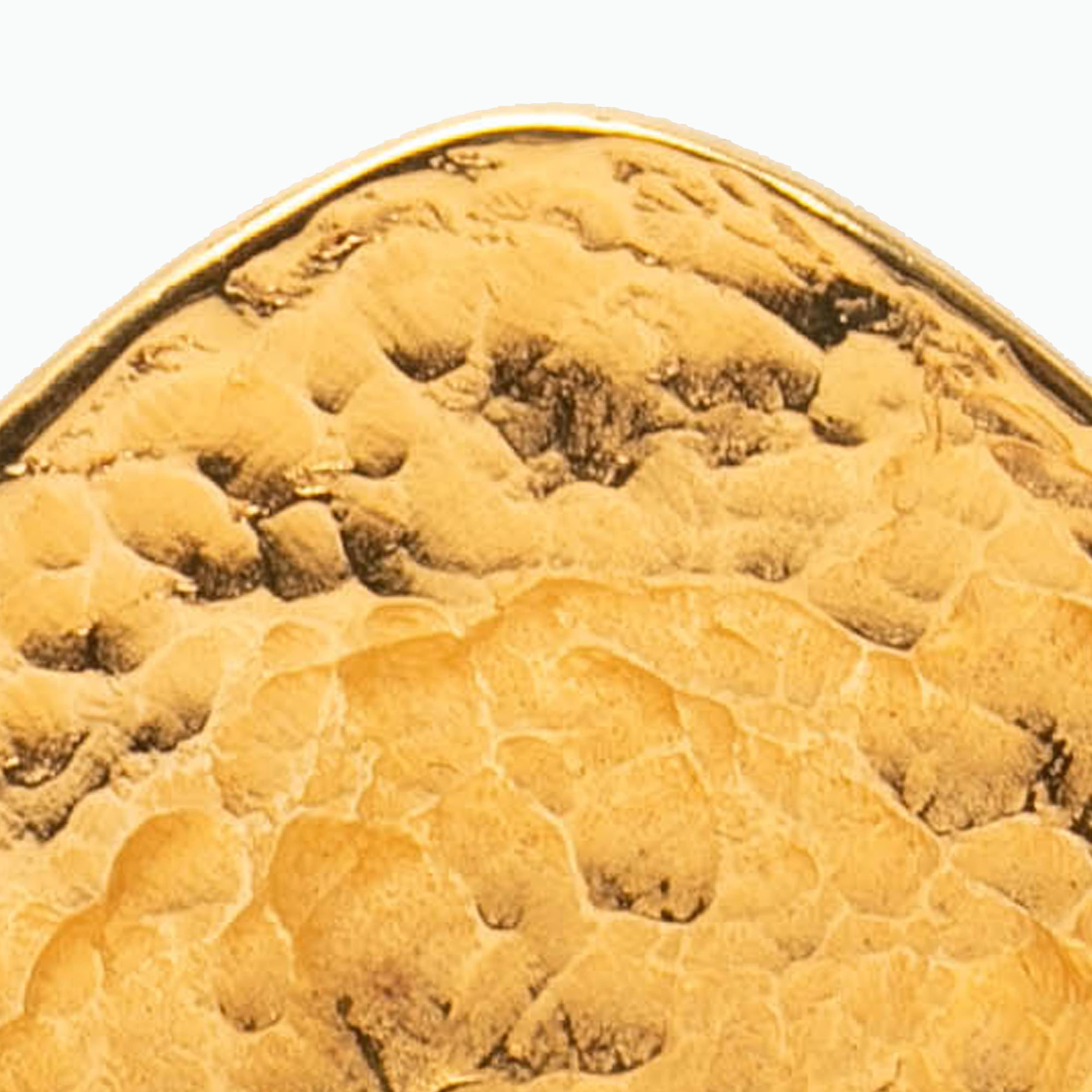 Chanel Cc Gold Plated Diamond Brooch, från Luxclusif, i färgen gold. Klicka för att öppna bilden i stort format