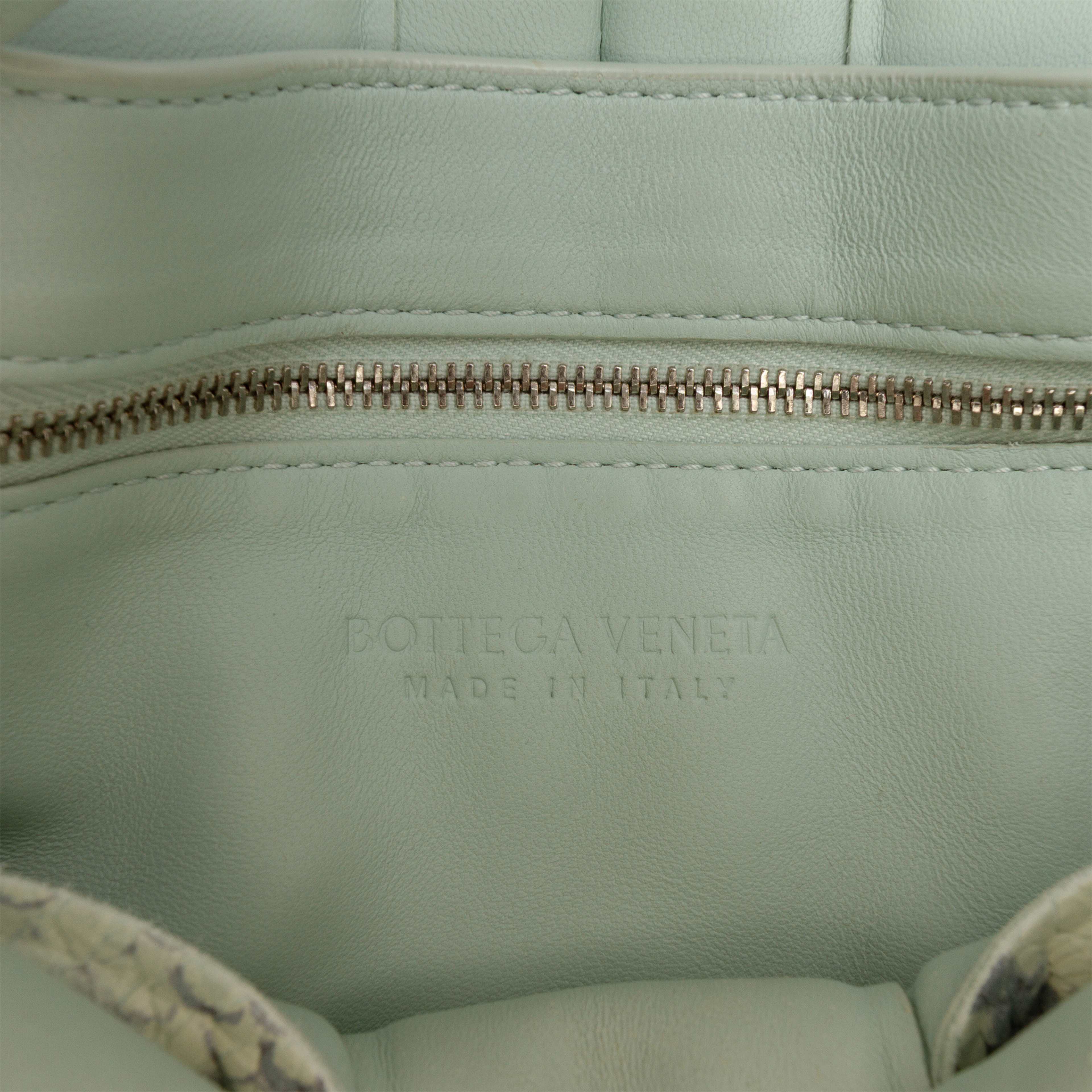 Bottega Veneta Python Embossed Goatskin Intrecciato Padded Cassette Crossbody, från Luxclusif, i färgen light green. Klicka för att öppna bilden i stort format