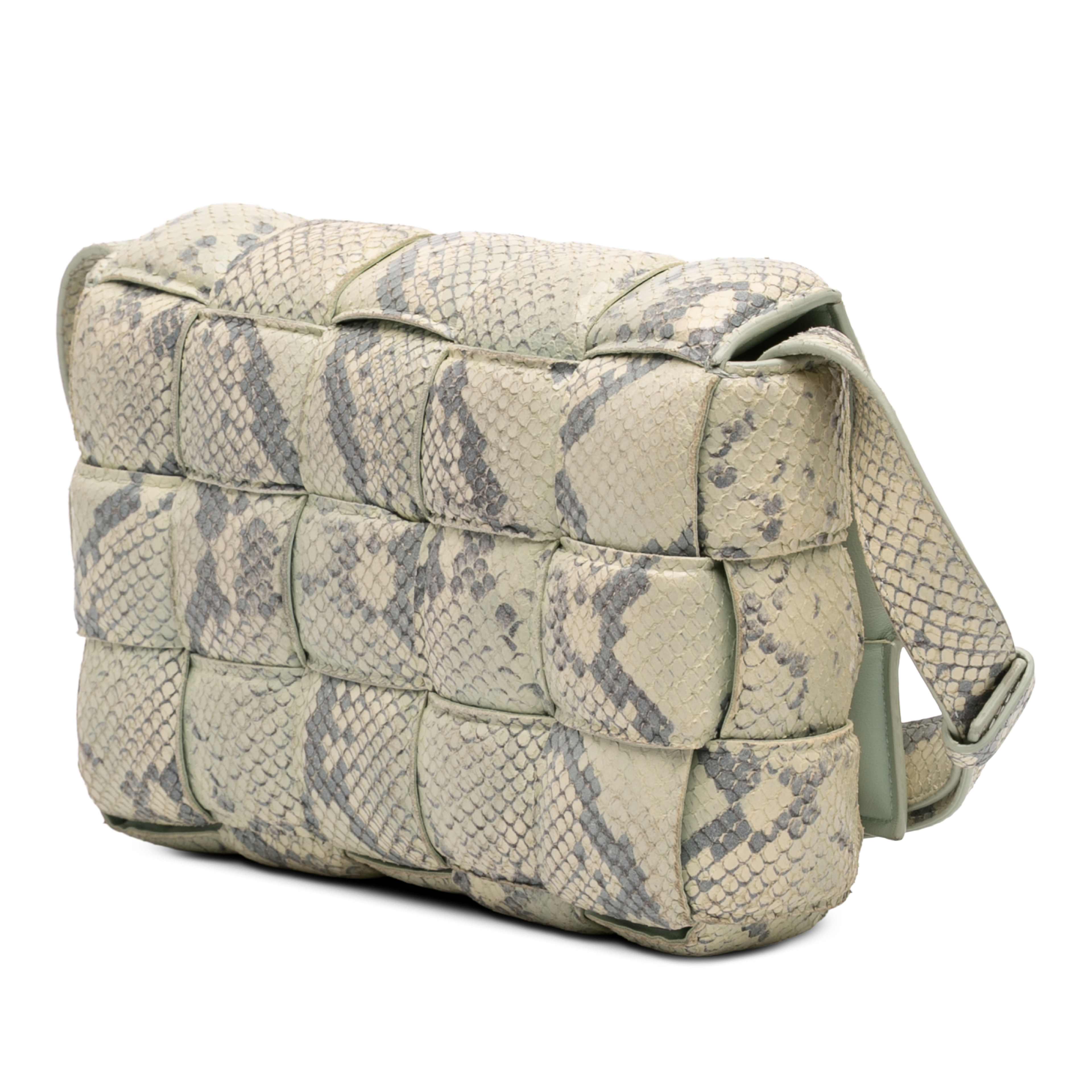 Bottega Veneta Python Embossed Goatskin Intrecciato Padded Cassette Crossbody, från Luxclusif, i färgen light green. Klicka för att öppna bilden i stort format