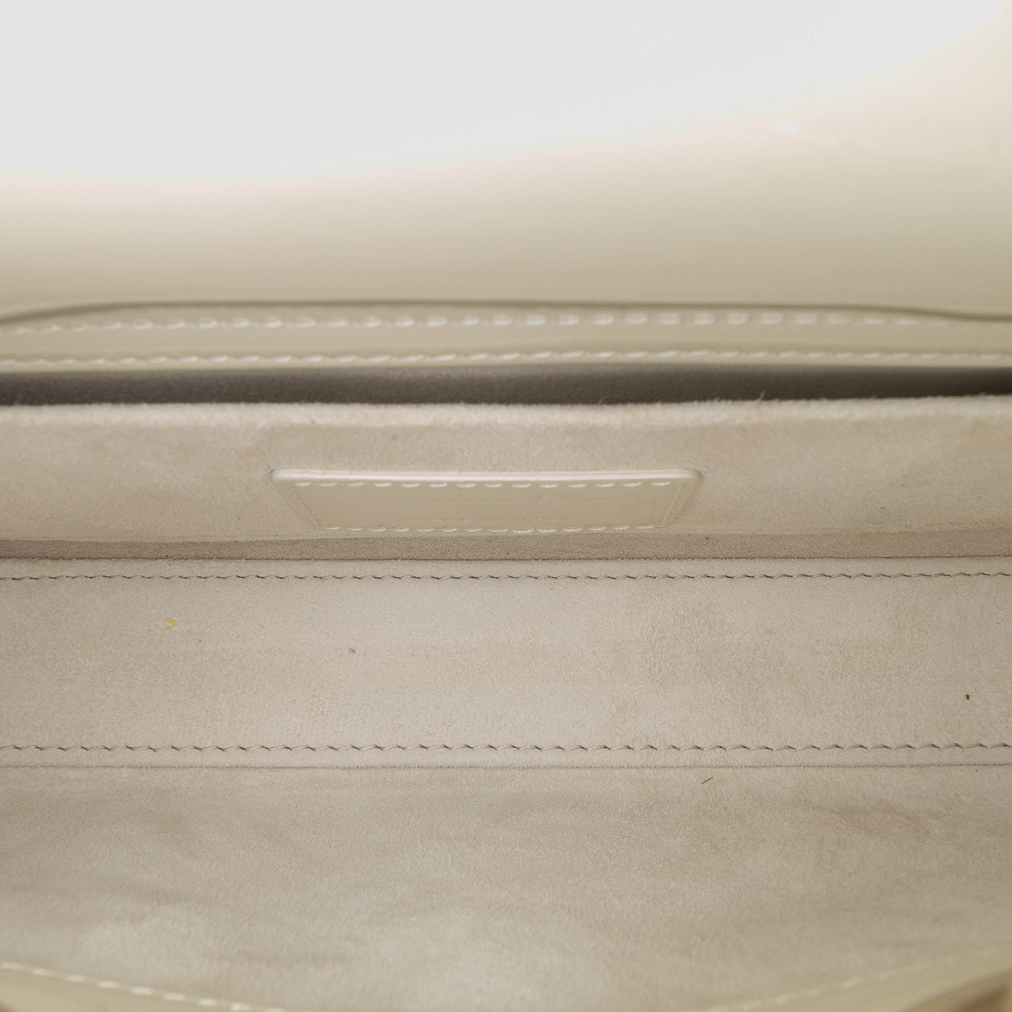 Dior Small Patent Cannage Lady D Joy, från Luxclusif, i färgen white. Klicka för att öppna bilden i stort format