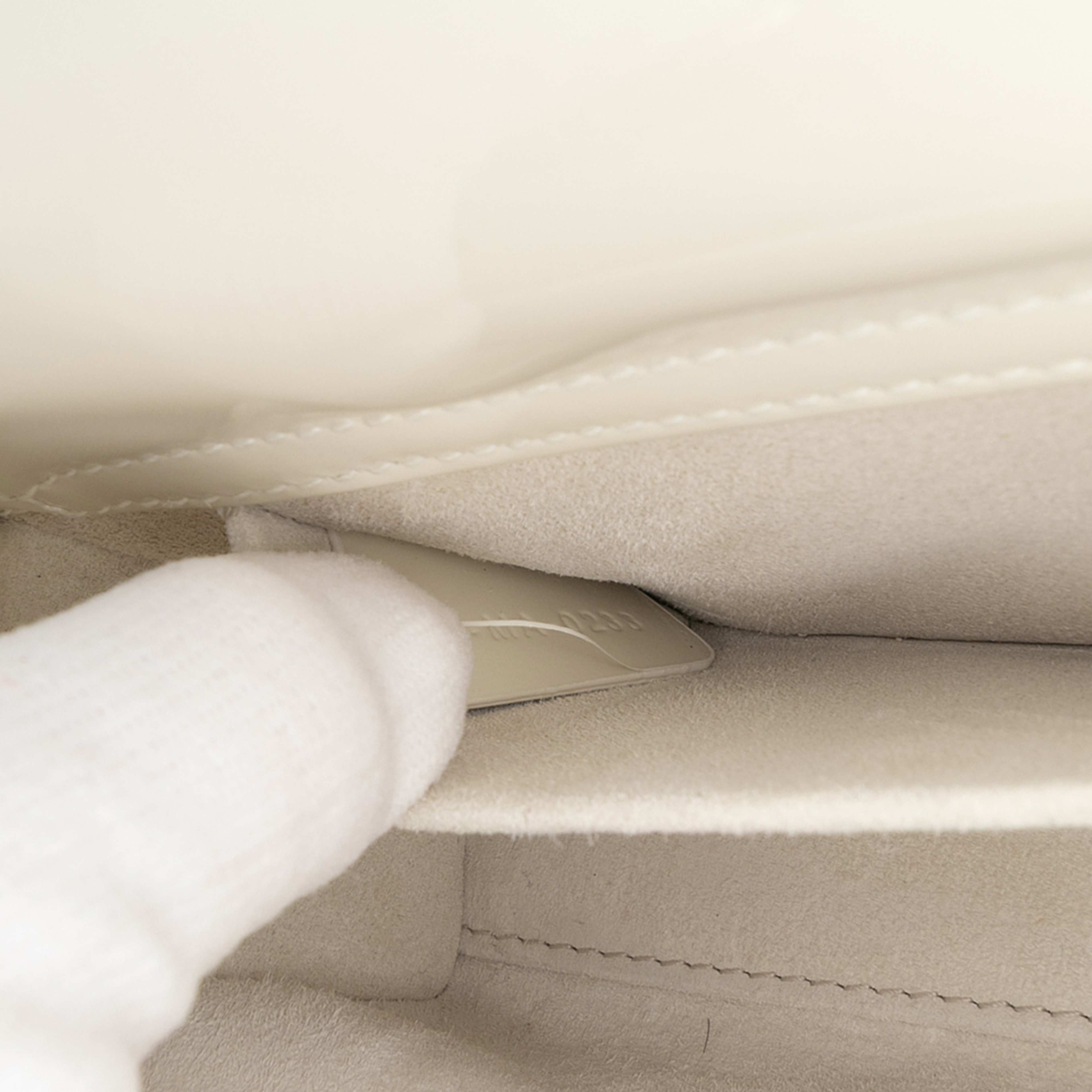 Dior Small Patent Cannage Lady D Joy, från Luxclusif, i färgen white. Klicka för att öppna bilden i stort format