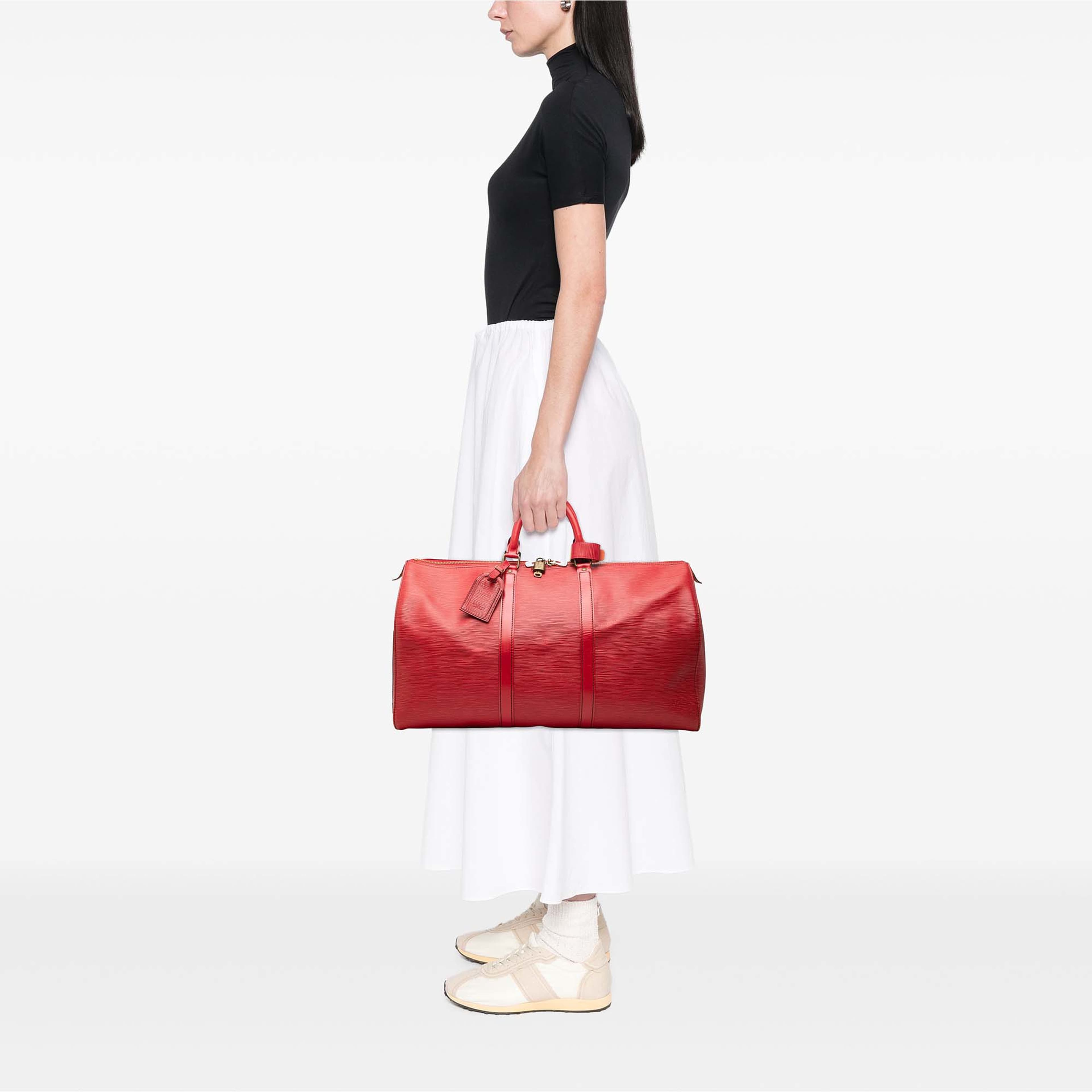 Louis Vuitton Epi Keepall 50, från Luxclusif, i färgen röd. Klicka för att öppna bilden i stort format