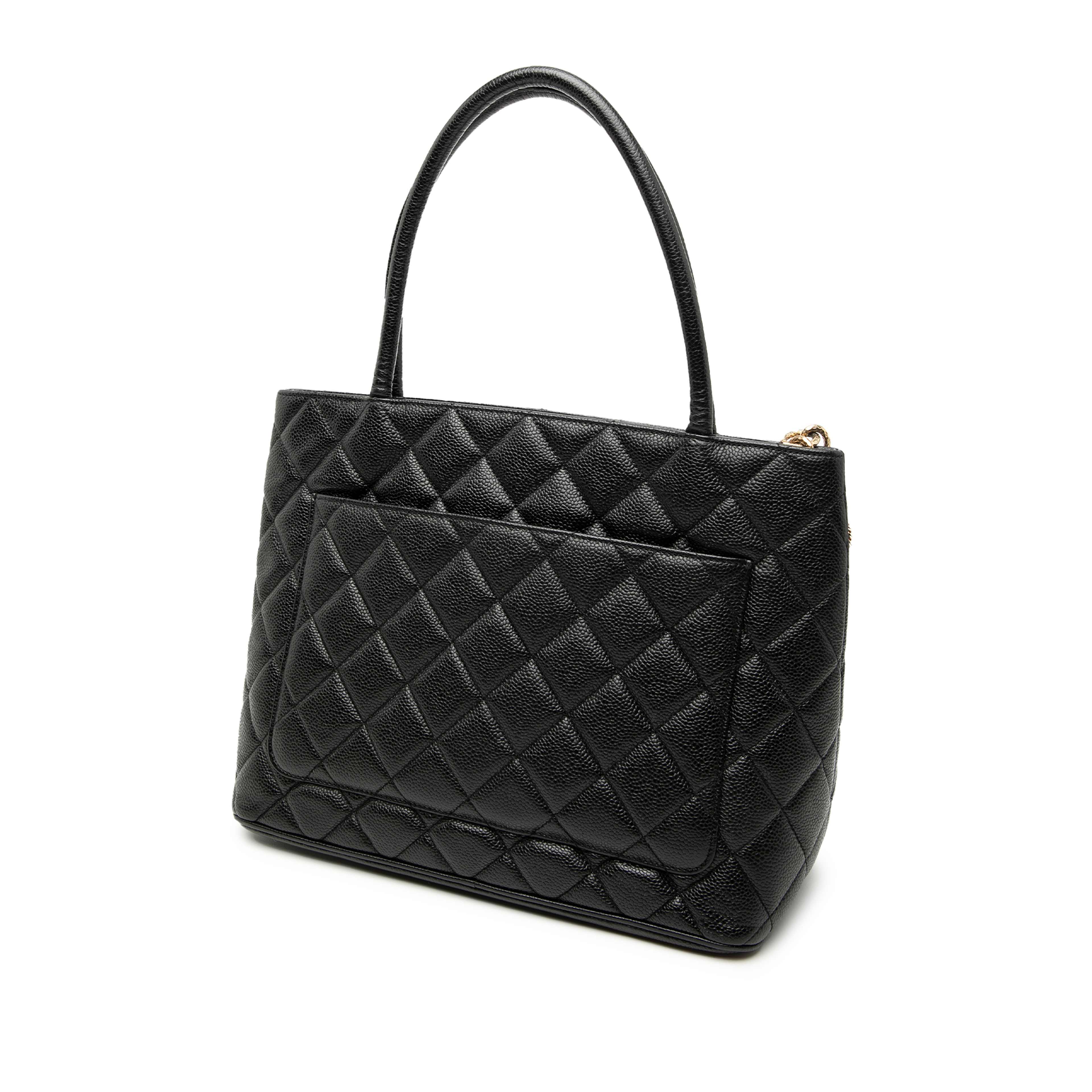 Chanel Caviar Medallion Tote, från Luxclusif, i färgen black. Klicka för att öppna bilden i stort format