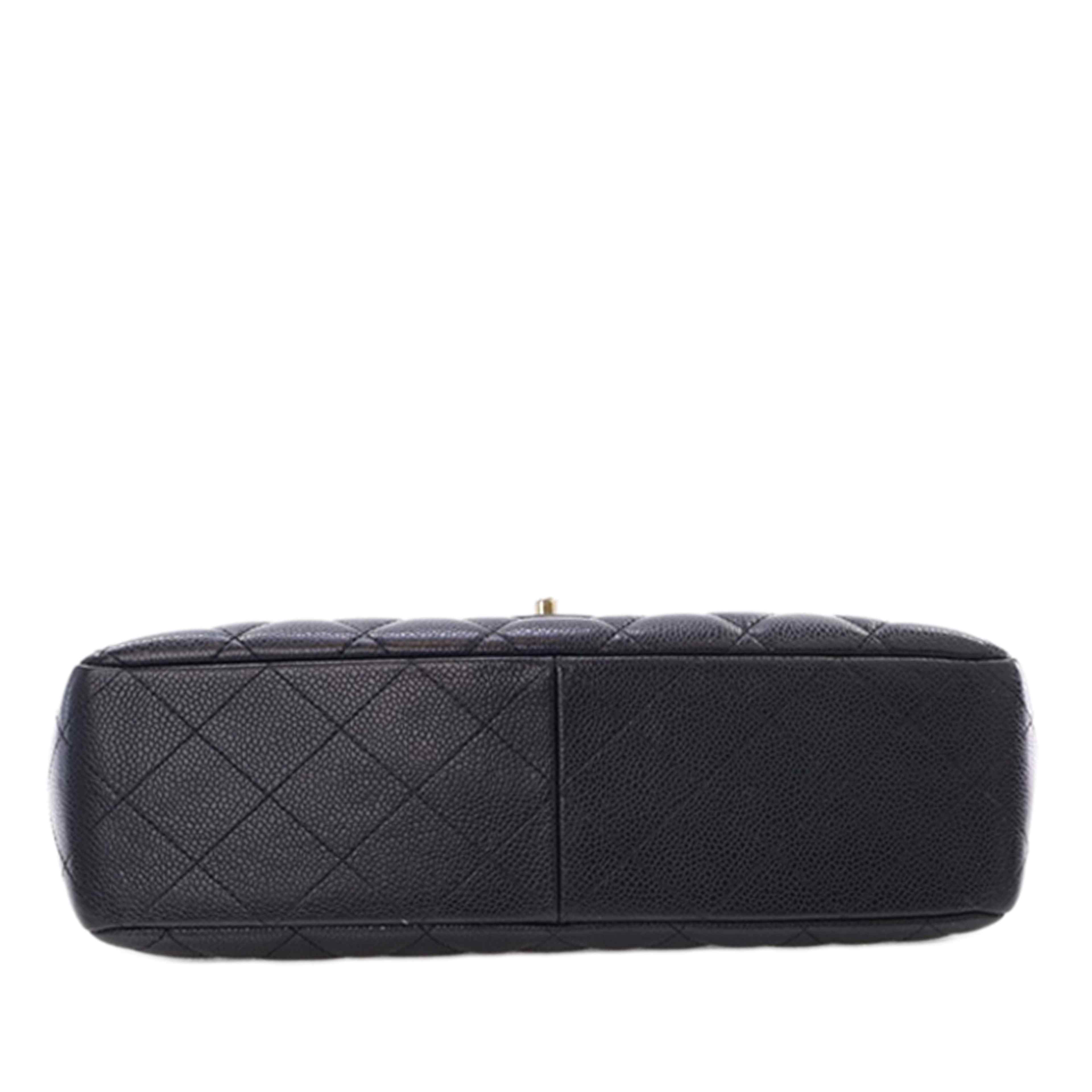 Chanel Jumbo Classic Caviar Single Flap, från Luxclusif, i färgen black. Klicka för att öppna bilden i stort format