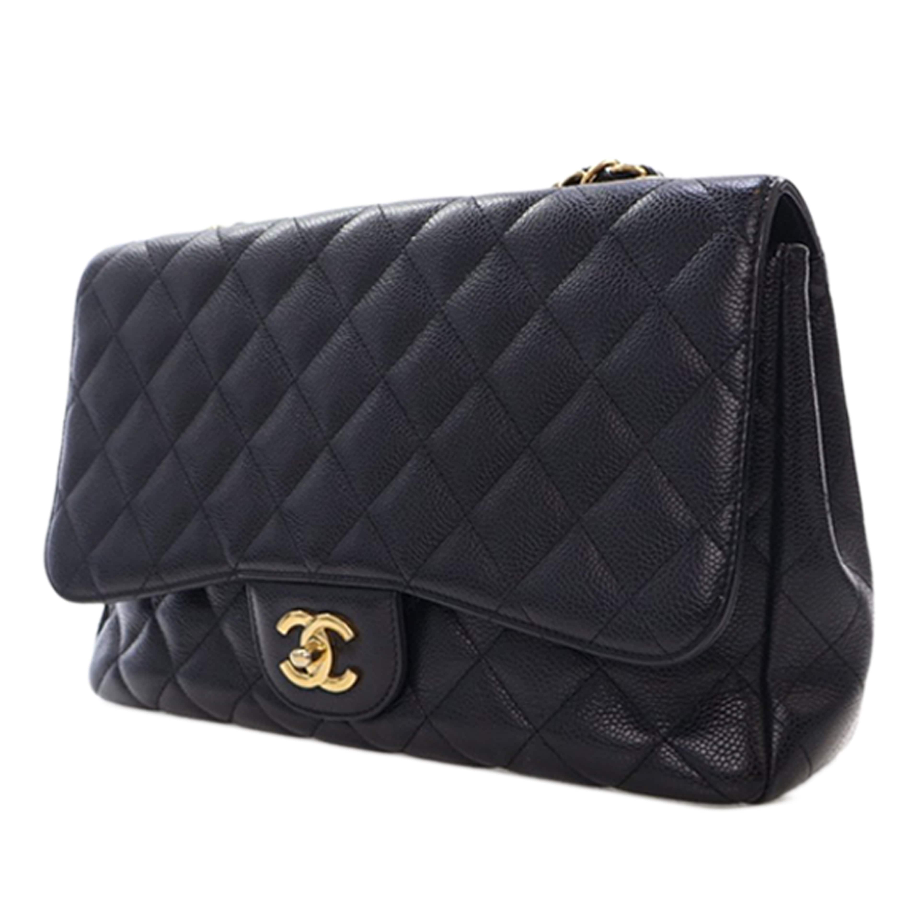 Chanel Jumbo Classic Caviar Single Flap, från Luxclusif, i färgen black. Klicka för att öppna bilden i stort format