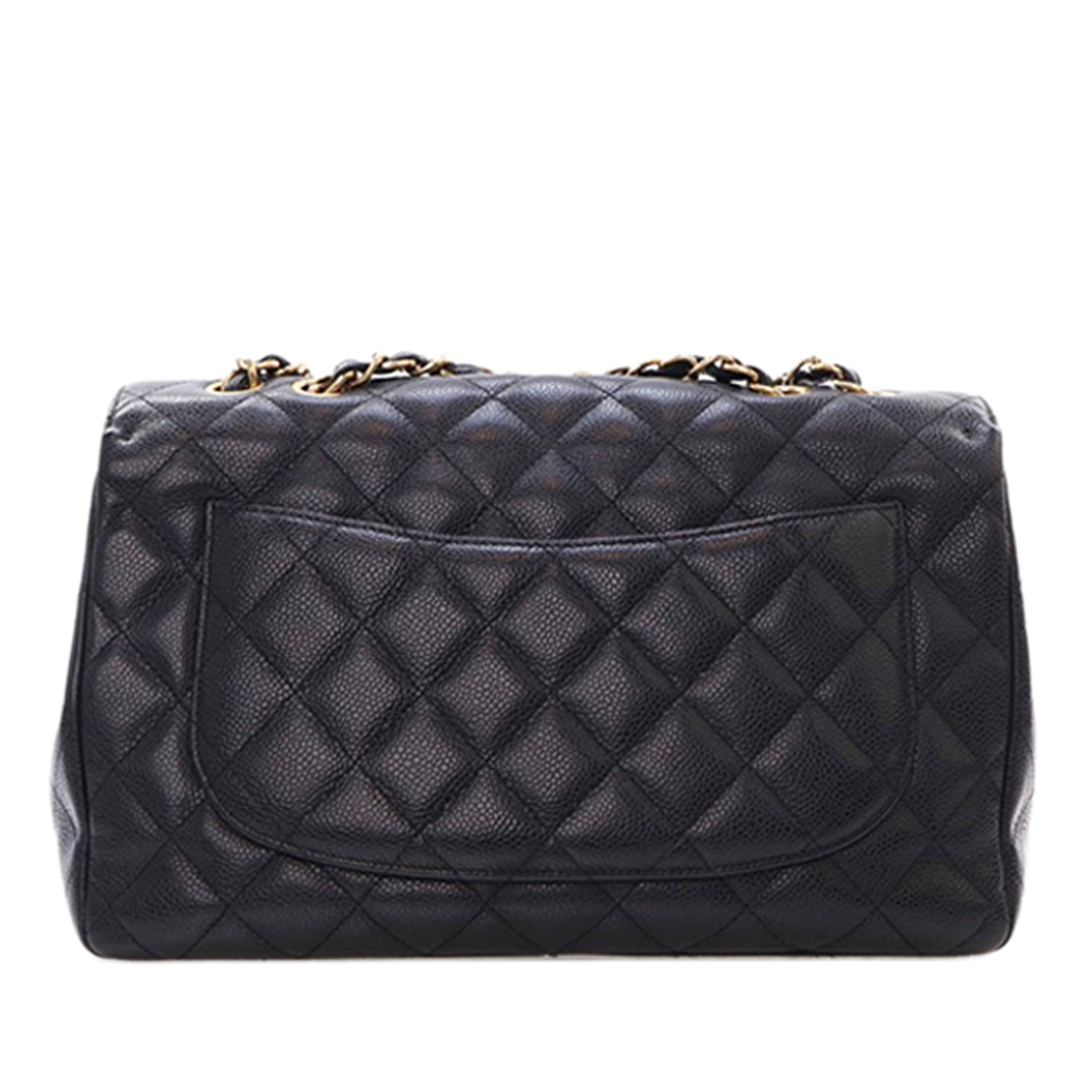 Chanel Jumbo Classic Caviar Single Flap, från Luxclusif, i färgen black. Klicka för att öppna bilden i stort format
