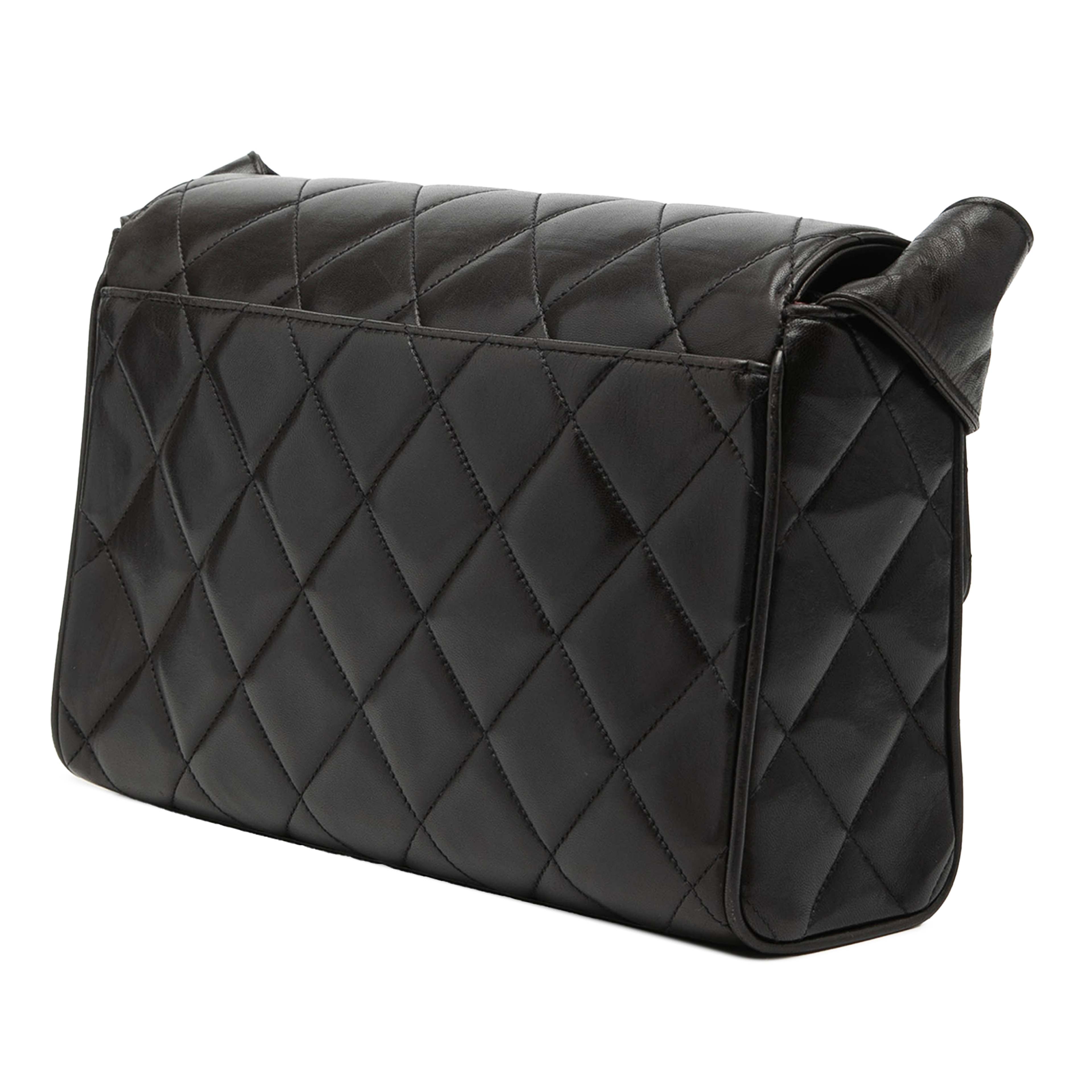Chanel Cc Quilted Lambskin Flap Crossbody, från Luxclusif, i färgen black. Klicka för att öppna bilden i stort format