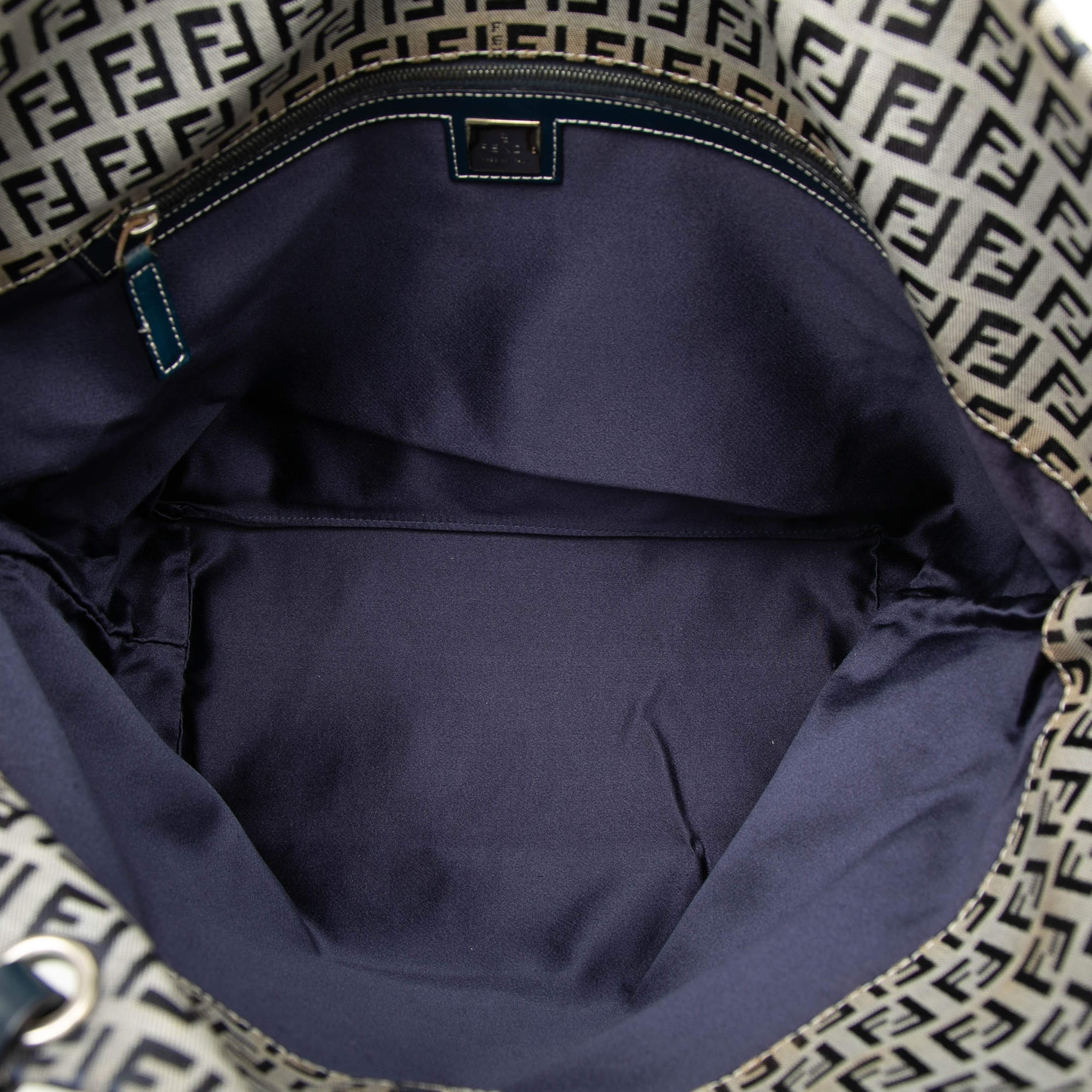 Fendi Zucchino Canvas Tote, från Luxclusif, i färgen grå. Klicka för att öppna bilden i stort format