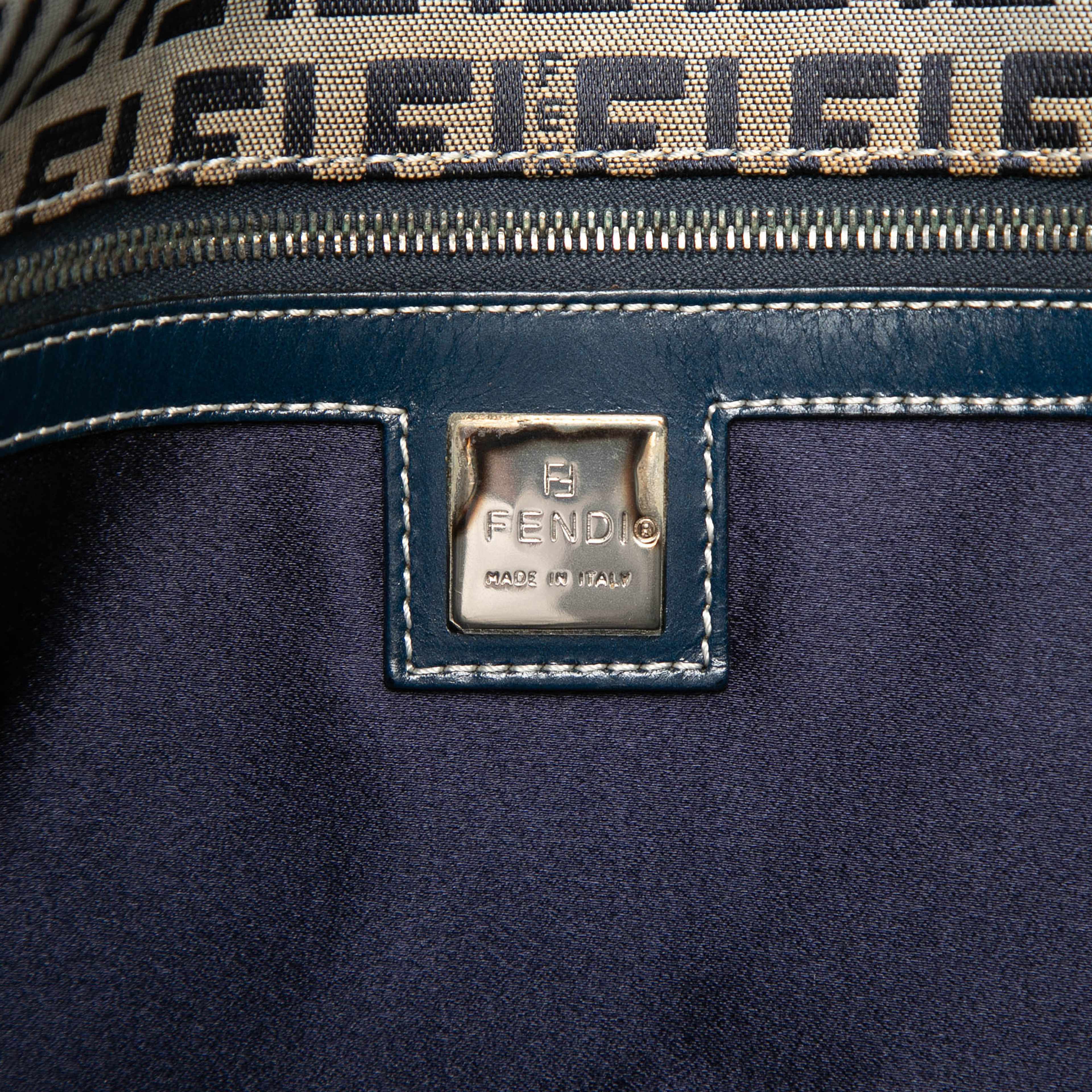 Fendi Zucchino Canvas Tote, från Luxclusif, i färgen grå. Klicka för att öppna bilden i stort format