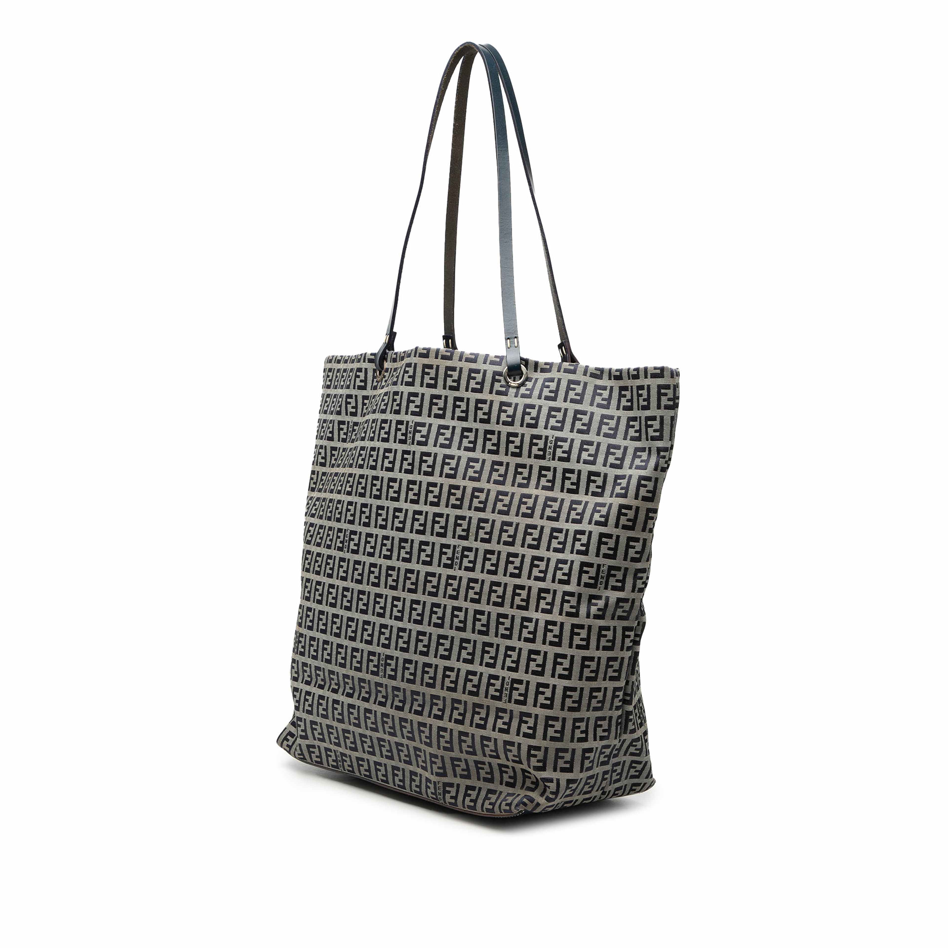 Fendi Zucchino Canvas Tote, från Luxclusif, i färgen grå. Klicka för att öppna bilden i stort format