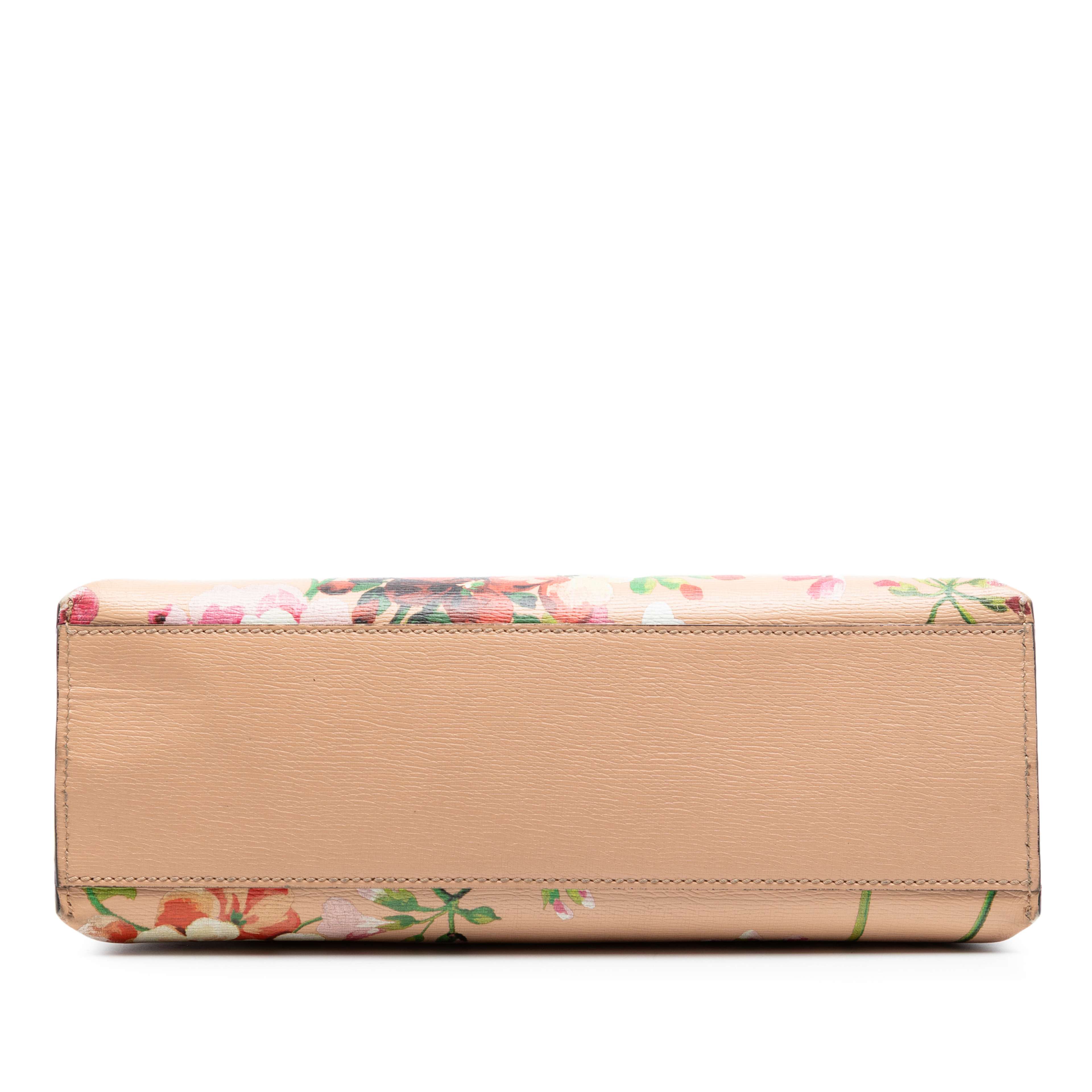 Gucci Small Calfskin Blooms Bamboo Daily Satchel, från Luxclusif, i färgen pink. Klicka för att öppna bilden i stort format